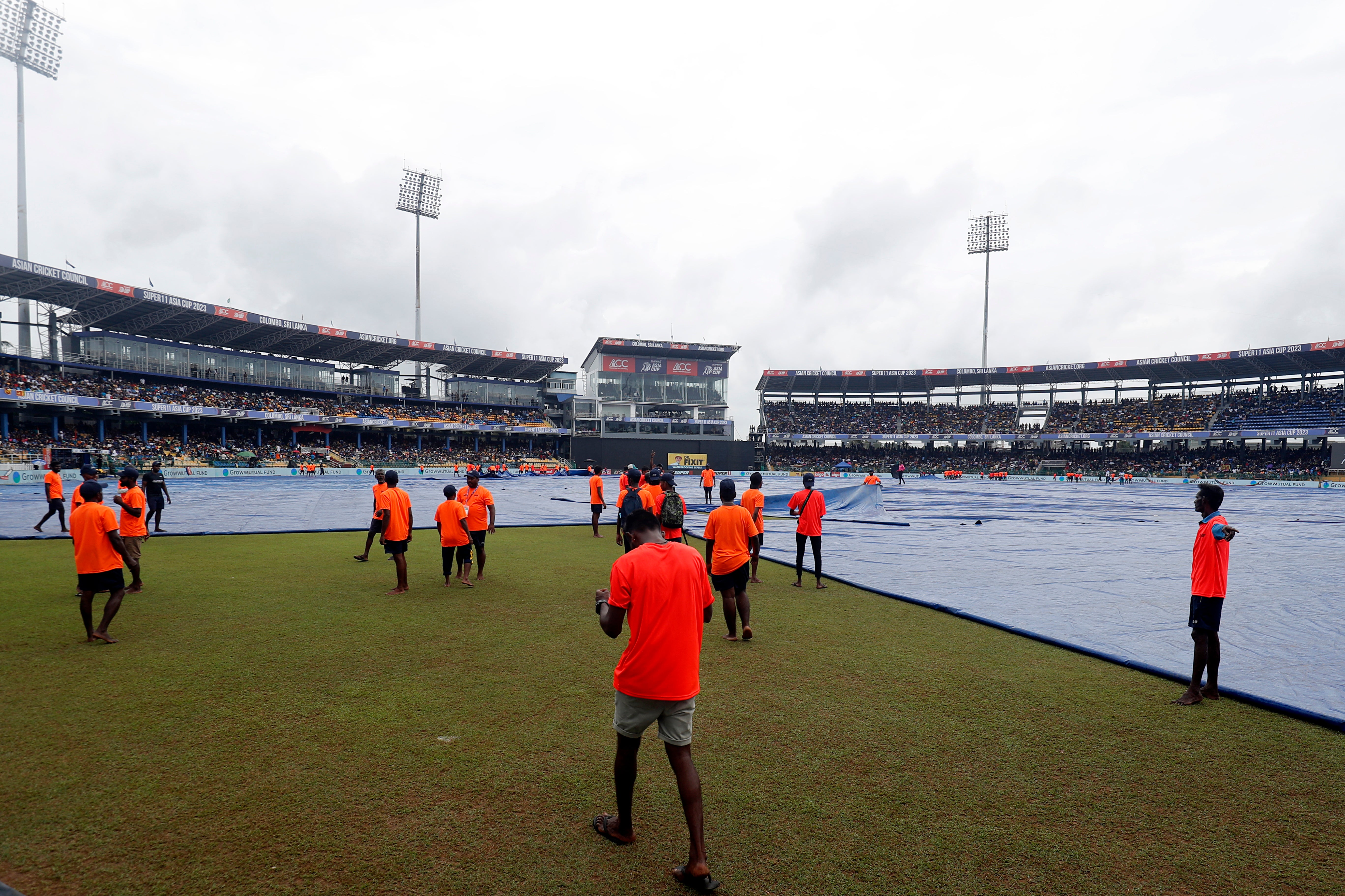 Mohamed Siraj donated his prize money to the hard-working Sri Lanka groundstaff