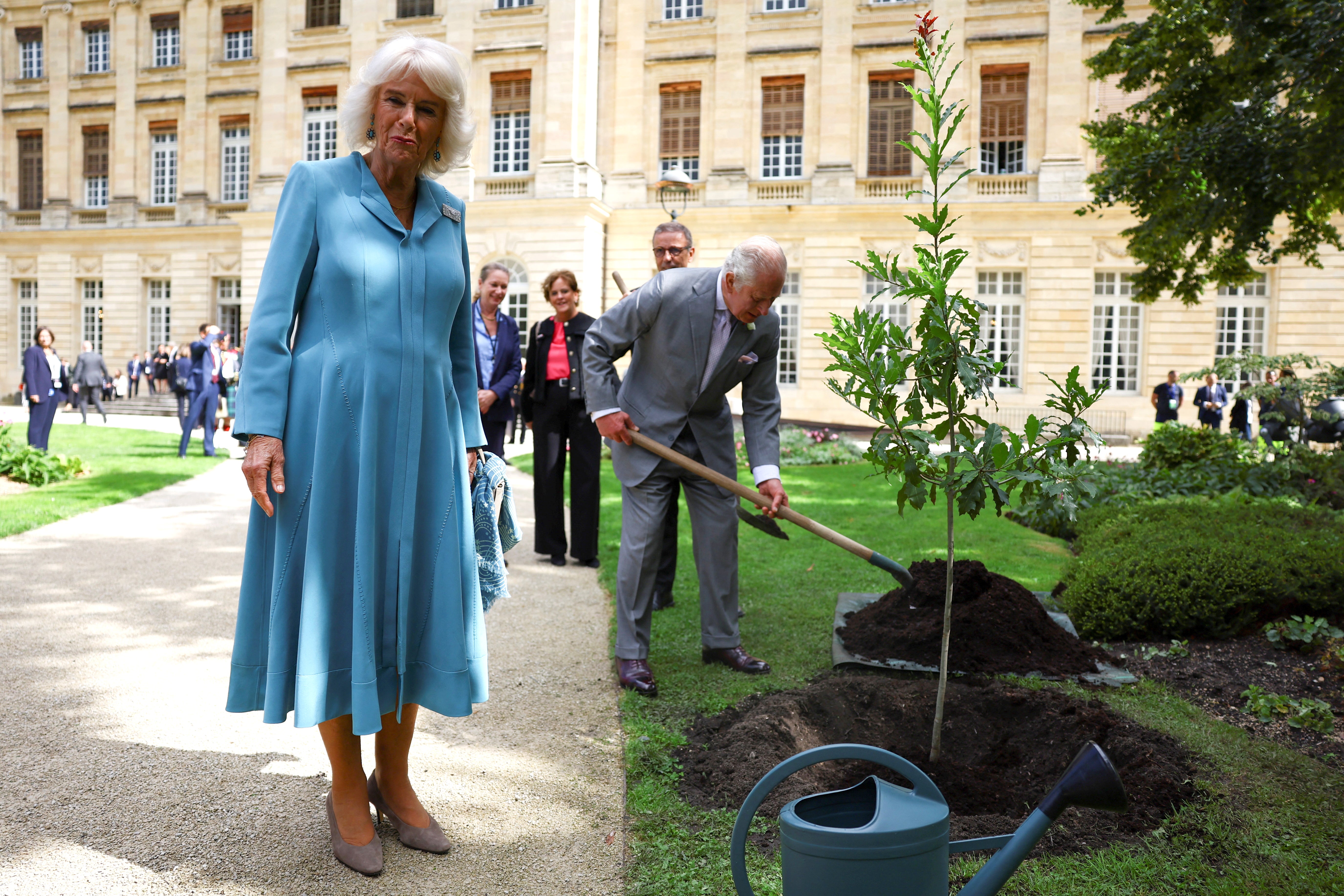 Both royals were seen giggling as they planted a tree in the City Hall garden