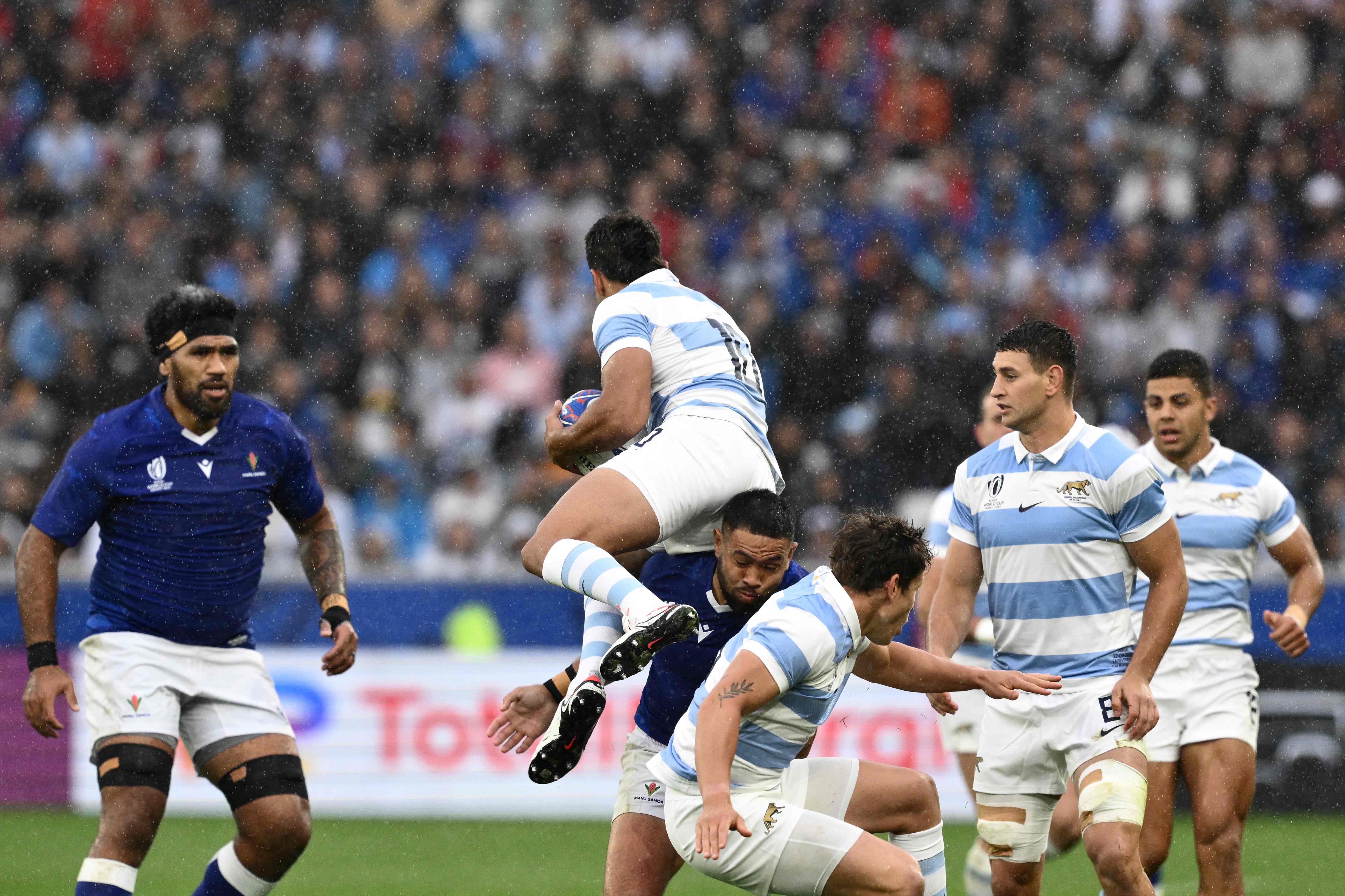 Samoa's full-back Duncan Paia'aua (C) challenges Argentina's full-back Juan Cruz Mallia (C/L) for a high ball