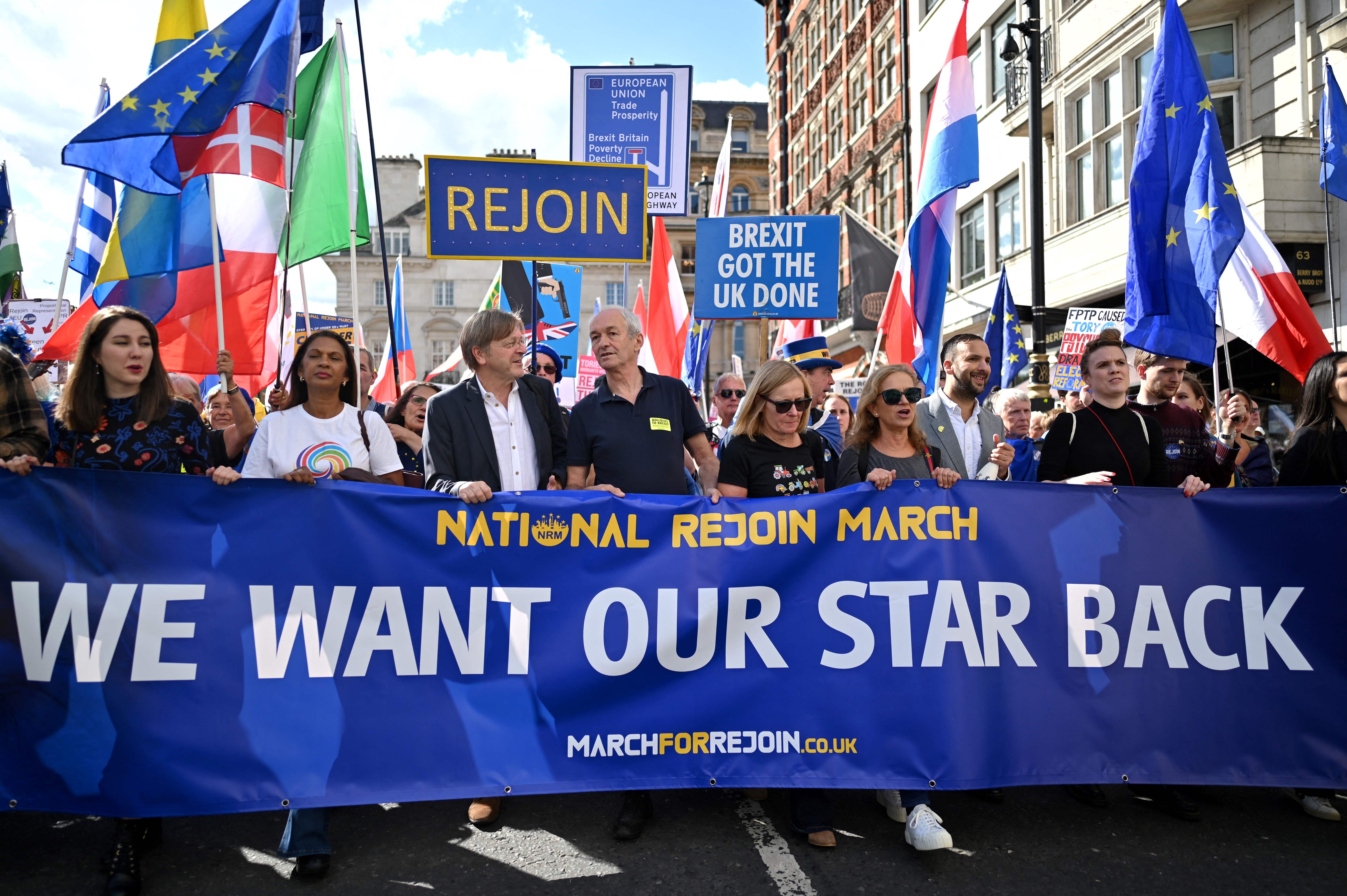 European MP and former Brexit negotiator Guy Verhofstadt (3rdL) and anti-Brexit campaigner Gina Miller (2ndL) take part in a rally calling for the UK to rejoin the EU