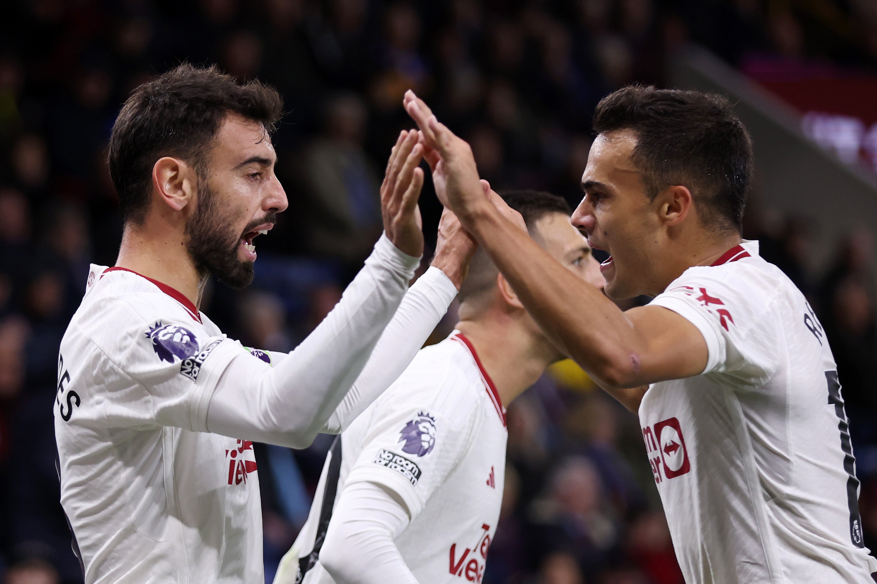 Bruno Fernandes of Manchester United celebrates with team mate Sergio Reguilon