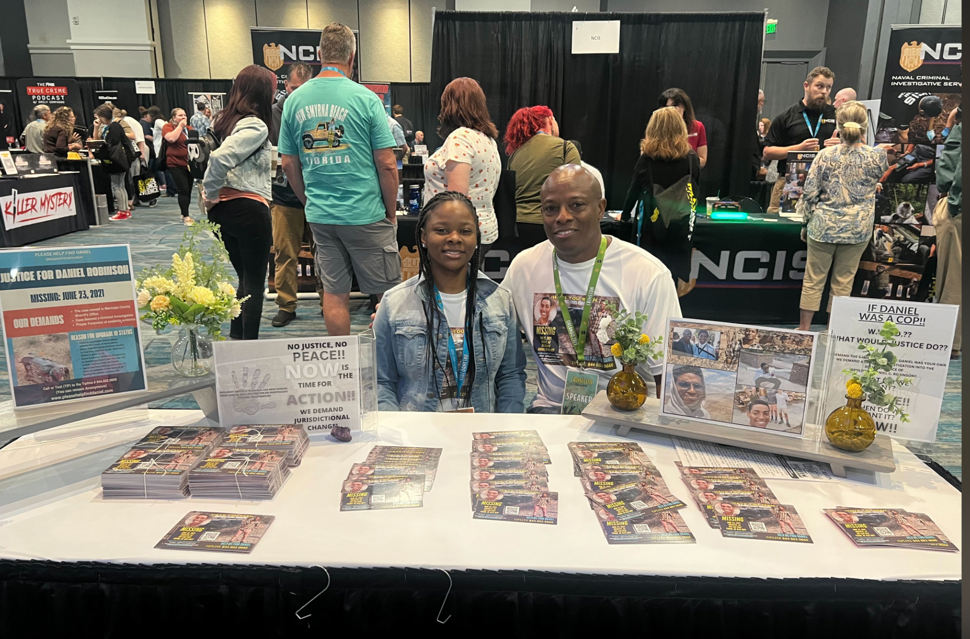 David Robinson and his daughter pass out fliers at CrimeCon 2023 in Orlando, Florida