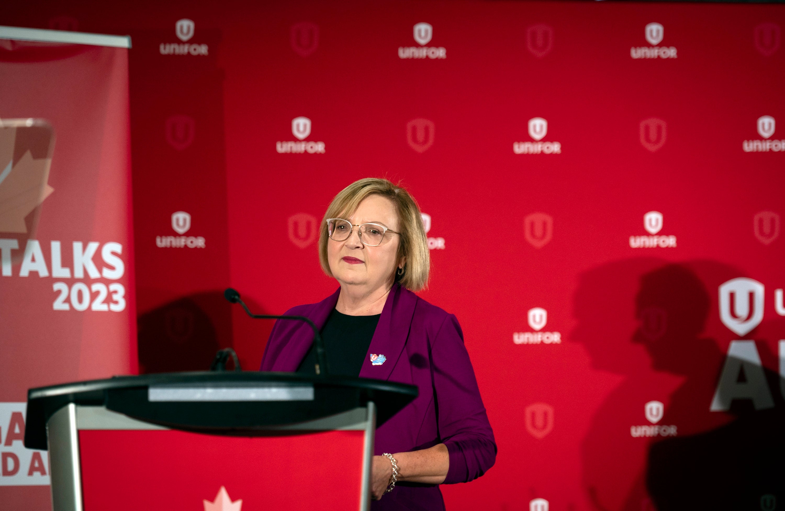 Canadian auto workers to target General Motors after deal with Ford is ratified