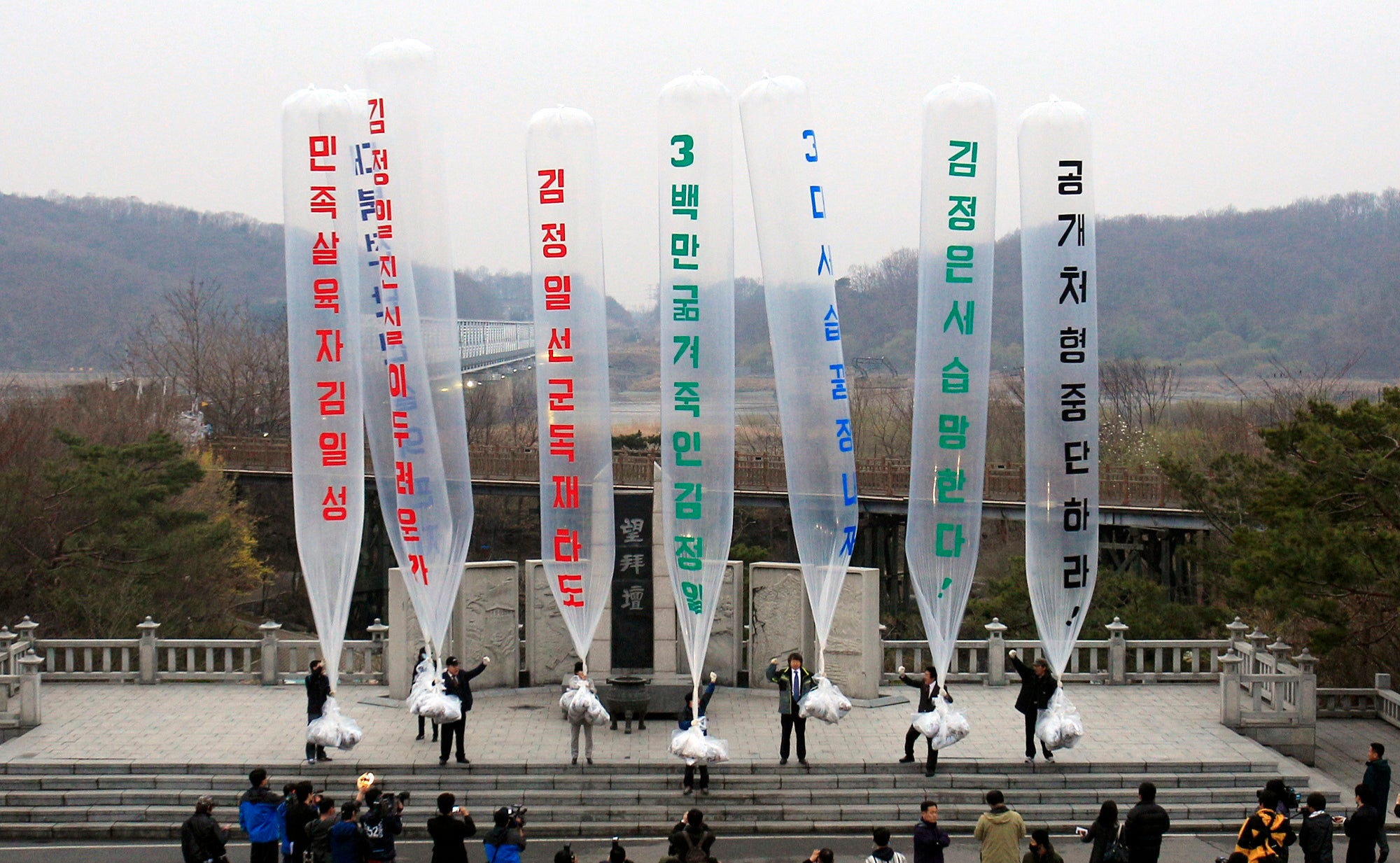 South Korean conservative activists prepare to release balloons carrying leaflets condemning Kim Jong-un