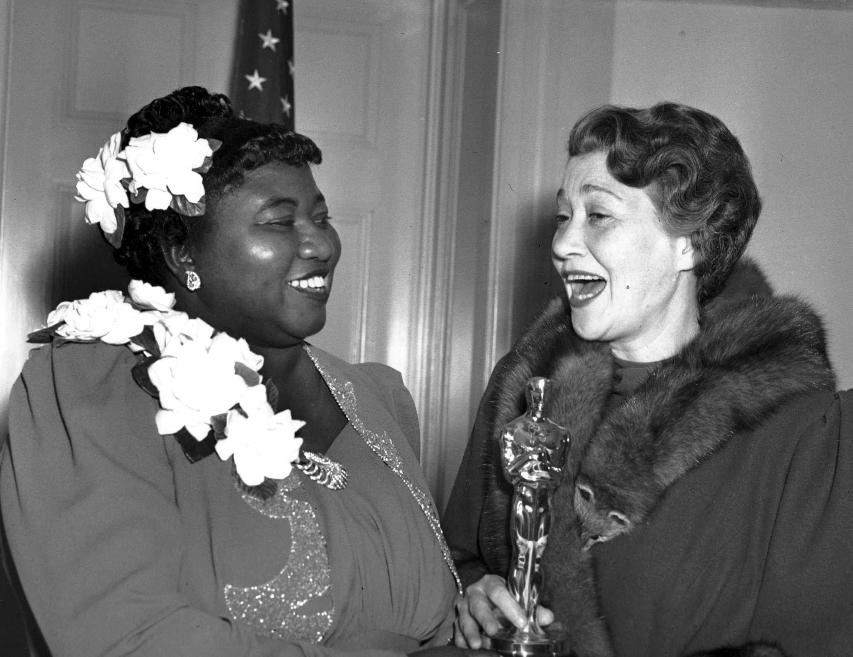 Hattie McDaniel and award presenter Fay Bainter at the 1940 Oscars