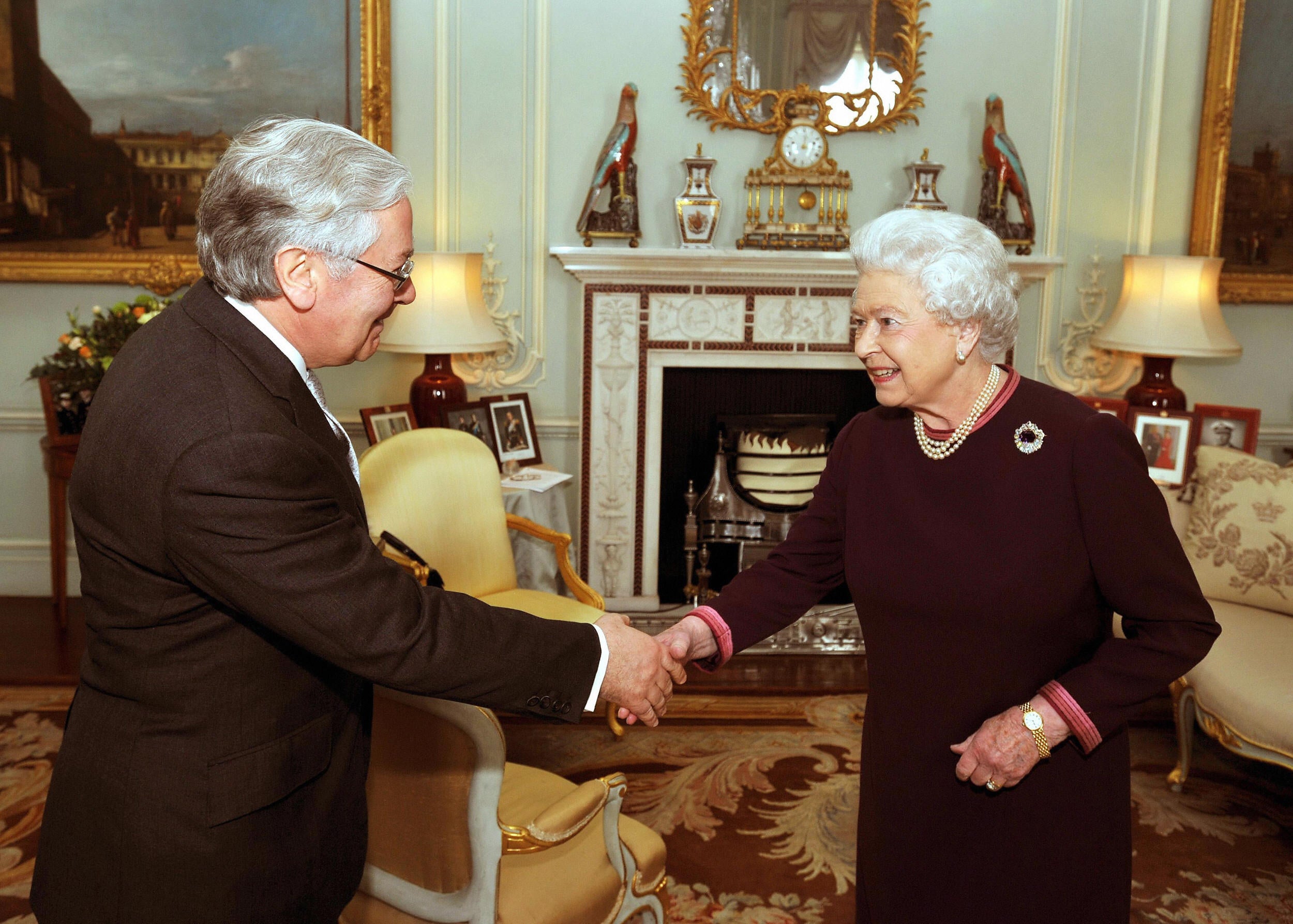 Queen Elizabeth II with Lord Mervyn King in 2009