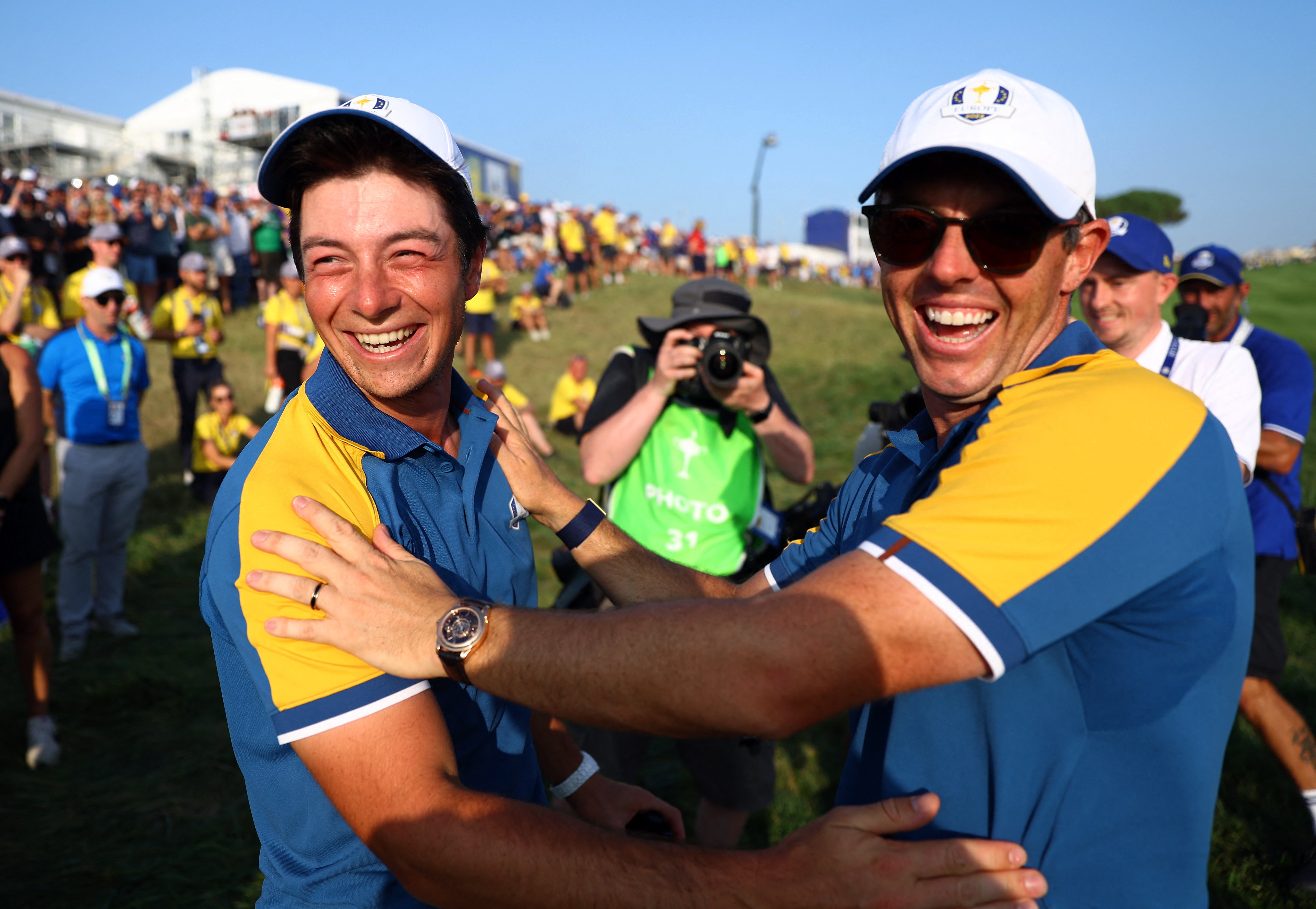 Rory McIlroy celebrates with Viktor Hovland