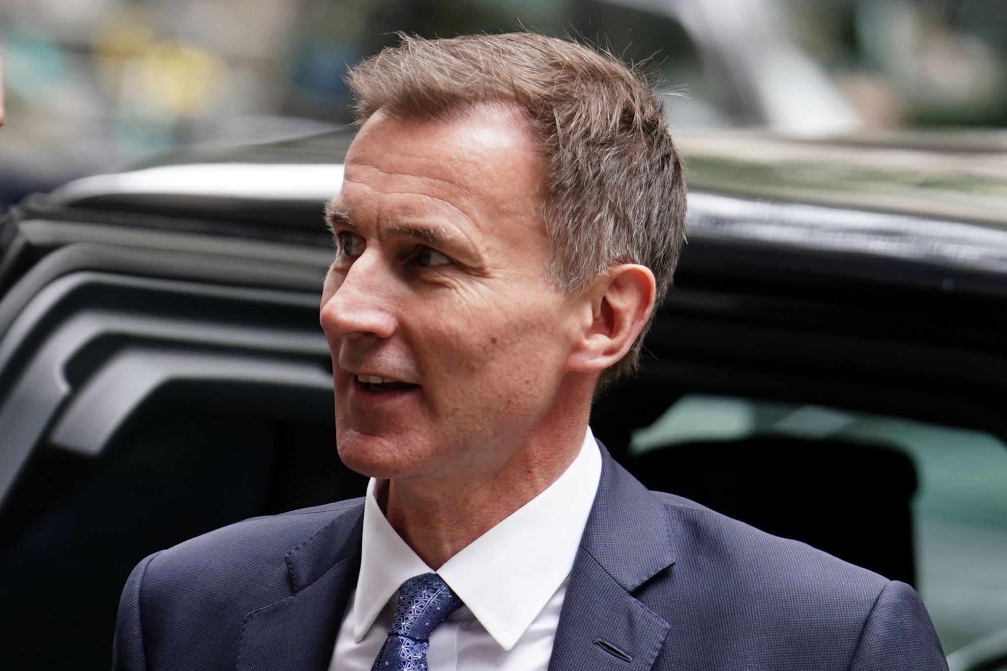 Hunt to raise living wage to £11 an hour and crackdown on benefit ‘shirkers’