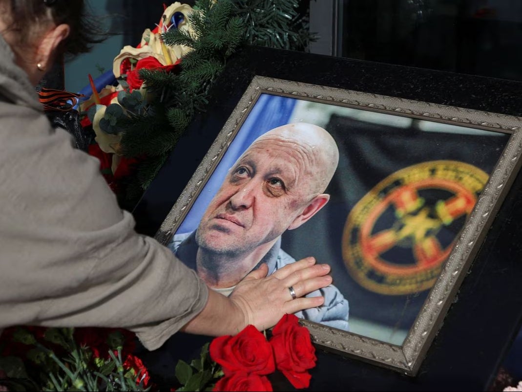 Dozens of mourners on Sunday hailed the mutinous mercenary chief Prigozhin as a patriotic hero of Russia who had spoken truth to power