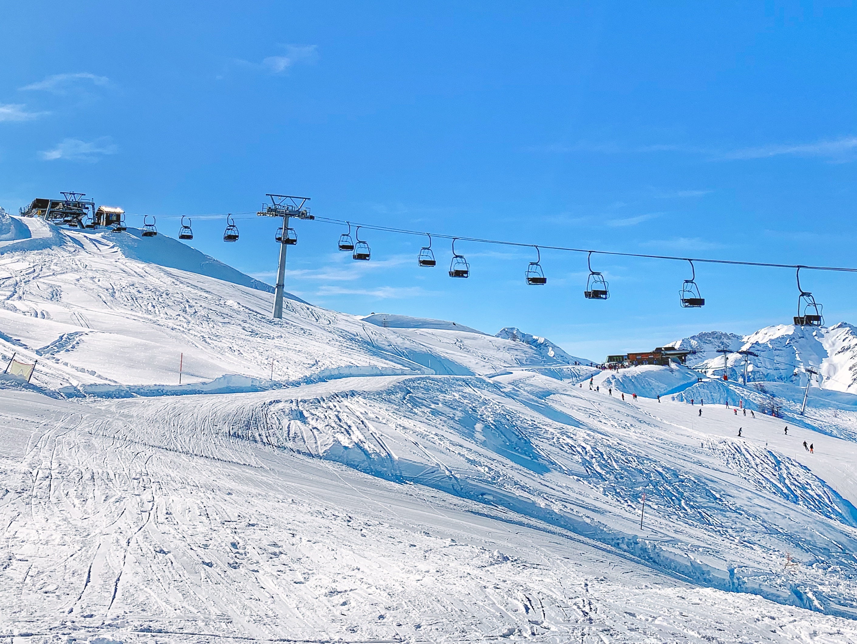Fast, wide pistes in Sauze d’Oulx are ideal for novice skiers to improve their slope skills