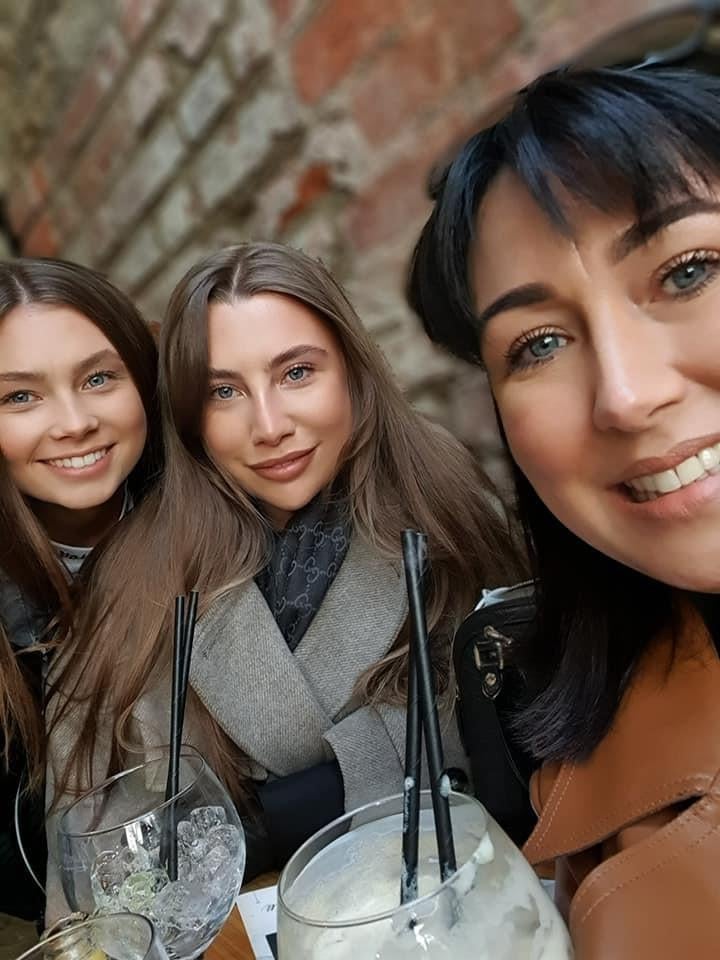 Jaysley Beck with her sister Emilli and mother Leighann McCready.