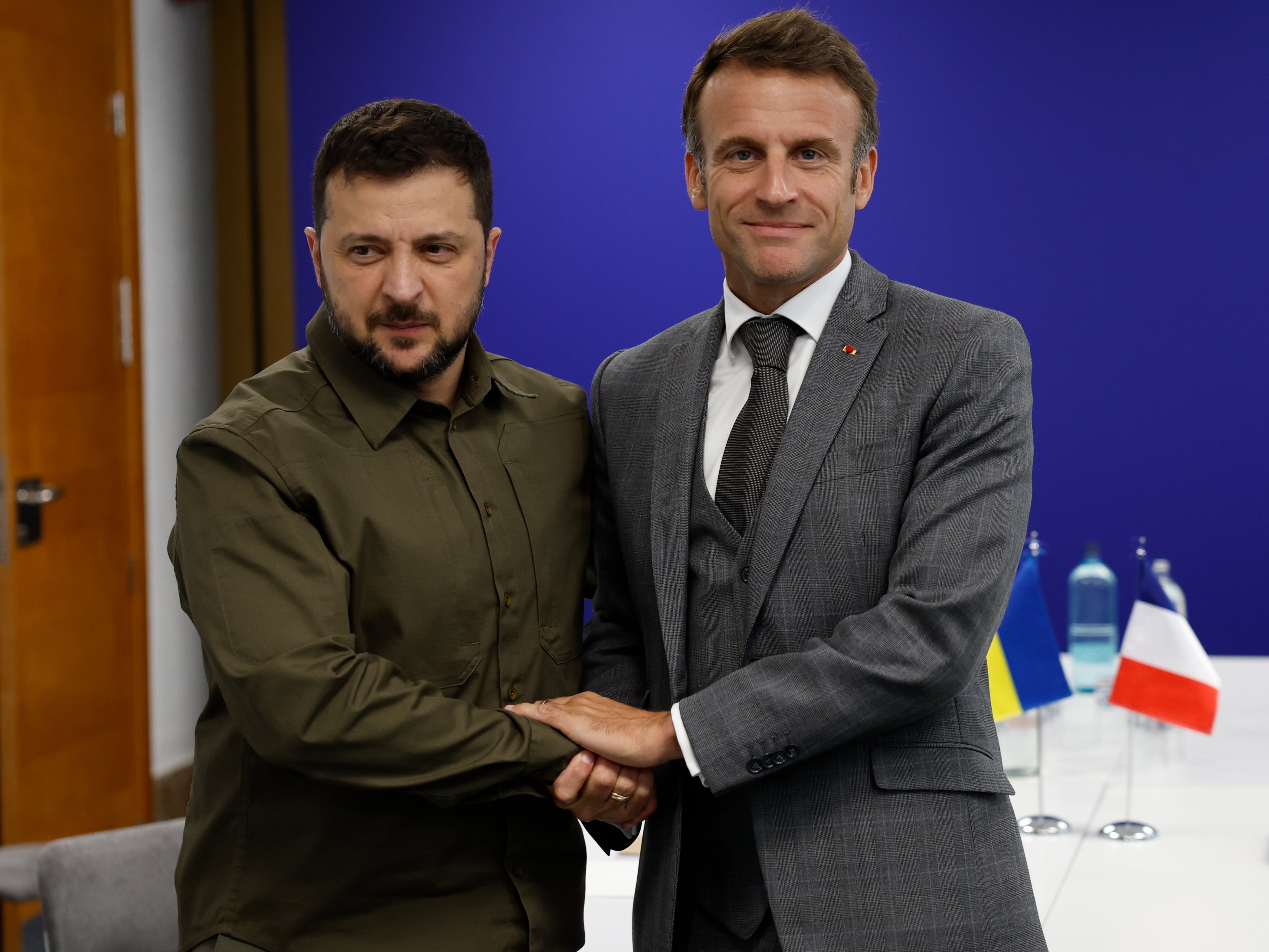 Volodymyr Zelensky speaks with French president Emmanuel Macron in Granada, Spain