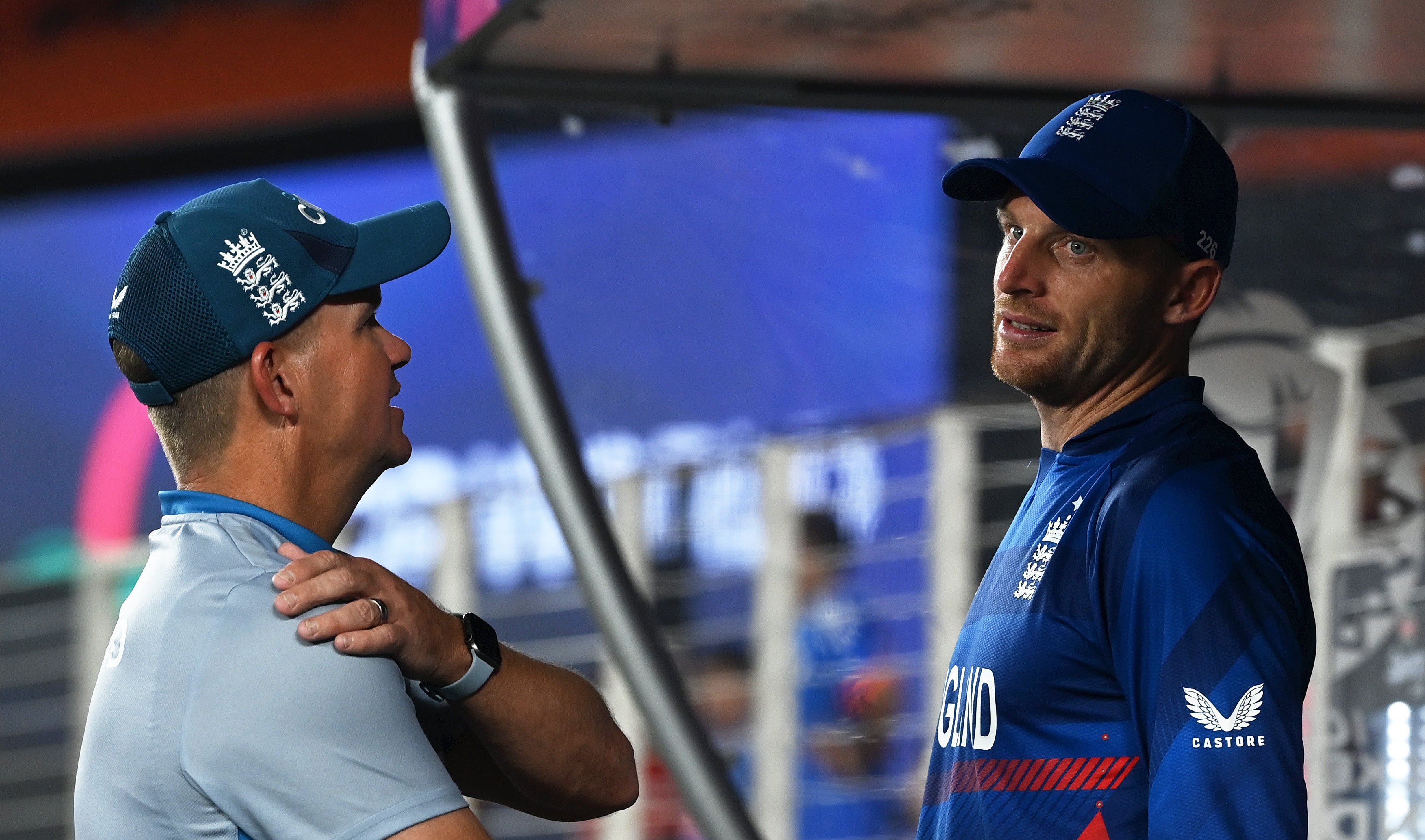 Matthew Mott, Head Coach of England and Jos Buttler of England interact following the ICC Men’s Cricket World Cup India 2023 between England and New Zealand at Narendra Modi Stadium on 5 October