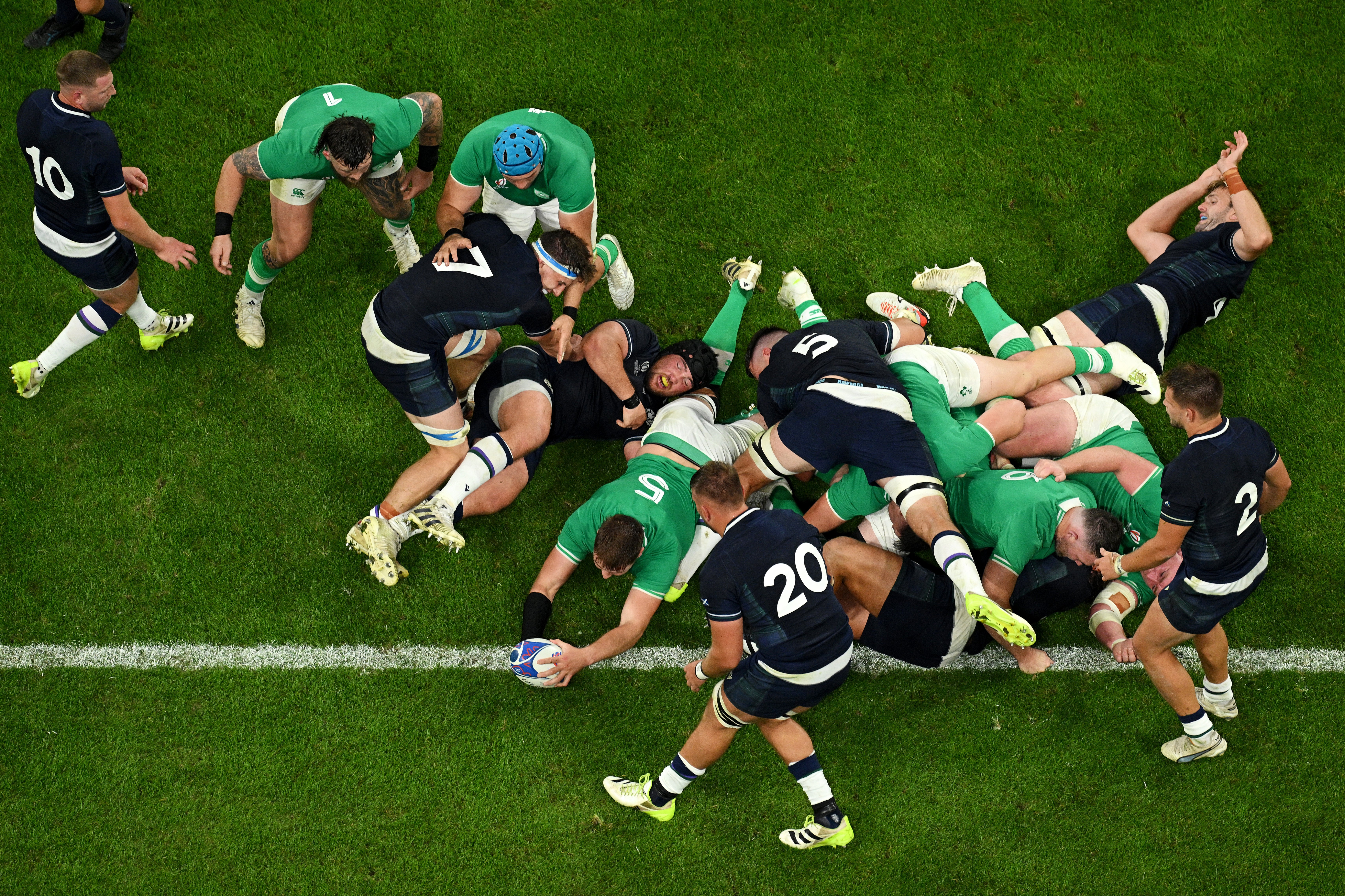 Iain Henderson lunges for the line and Ireland’s third try