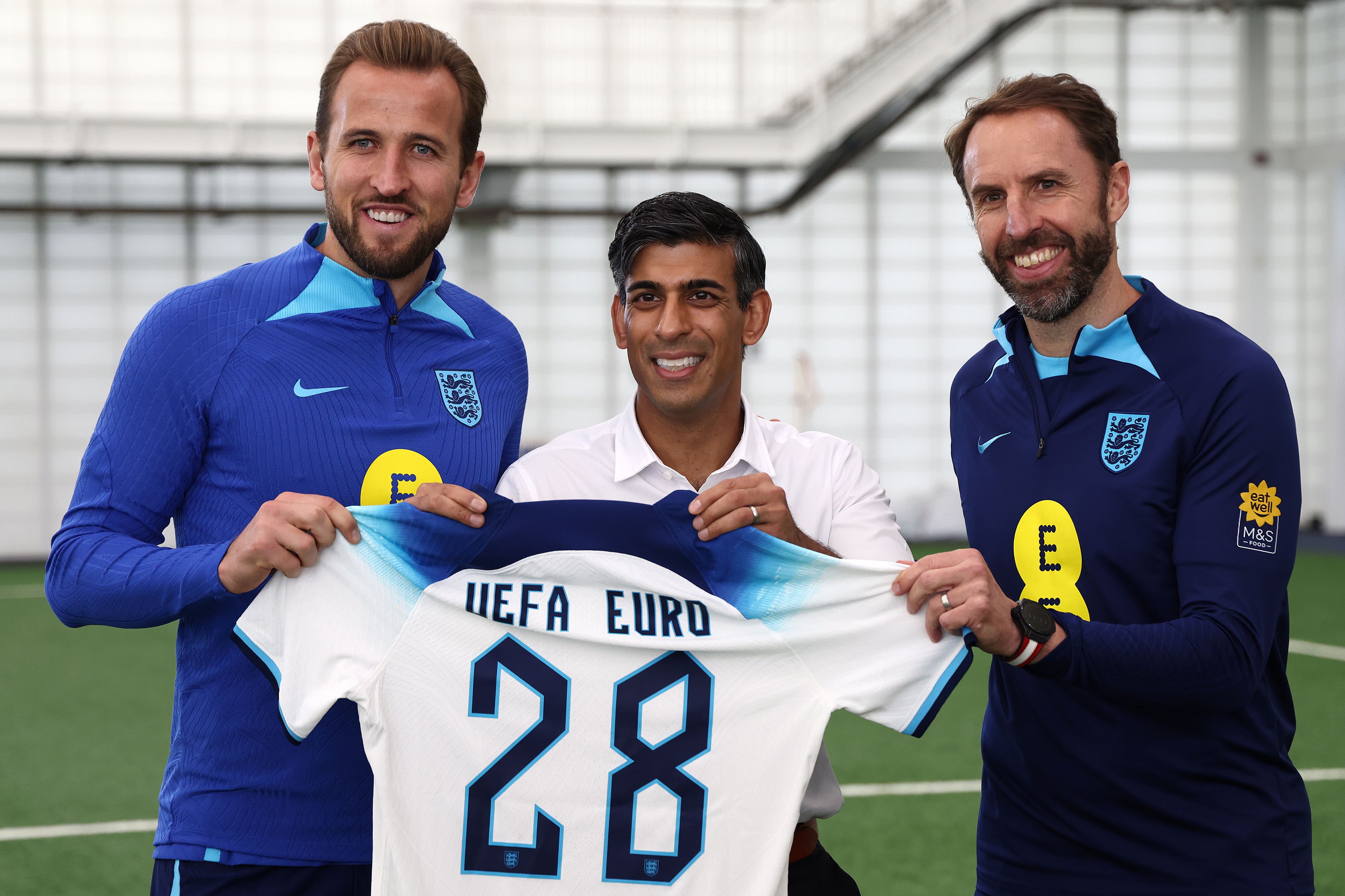 Rishi Sunak (centre) with England striker Harry Kane (left) and England manager Gareth Southgate (Darren Staples/PA)