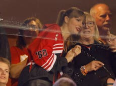 Taylor Swift charms Travis Kelce’s parents during Kansas City Chiefs game