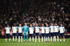 England and Australia observe silence for those killed in Israel and Gaza