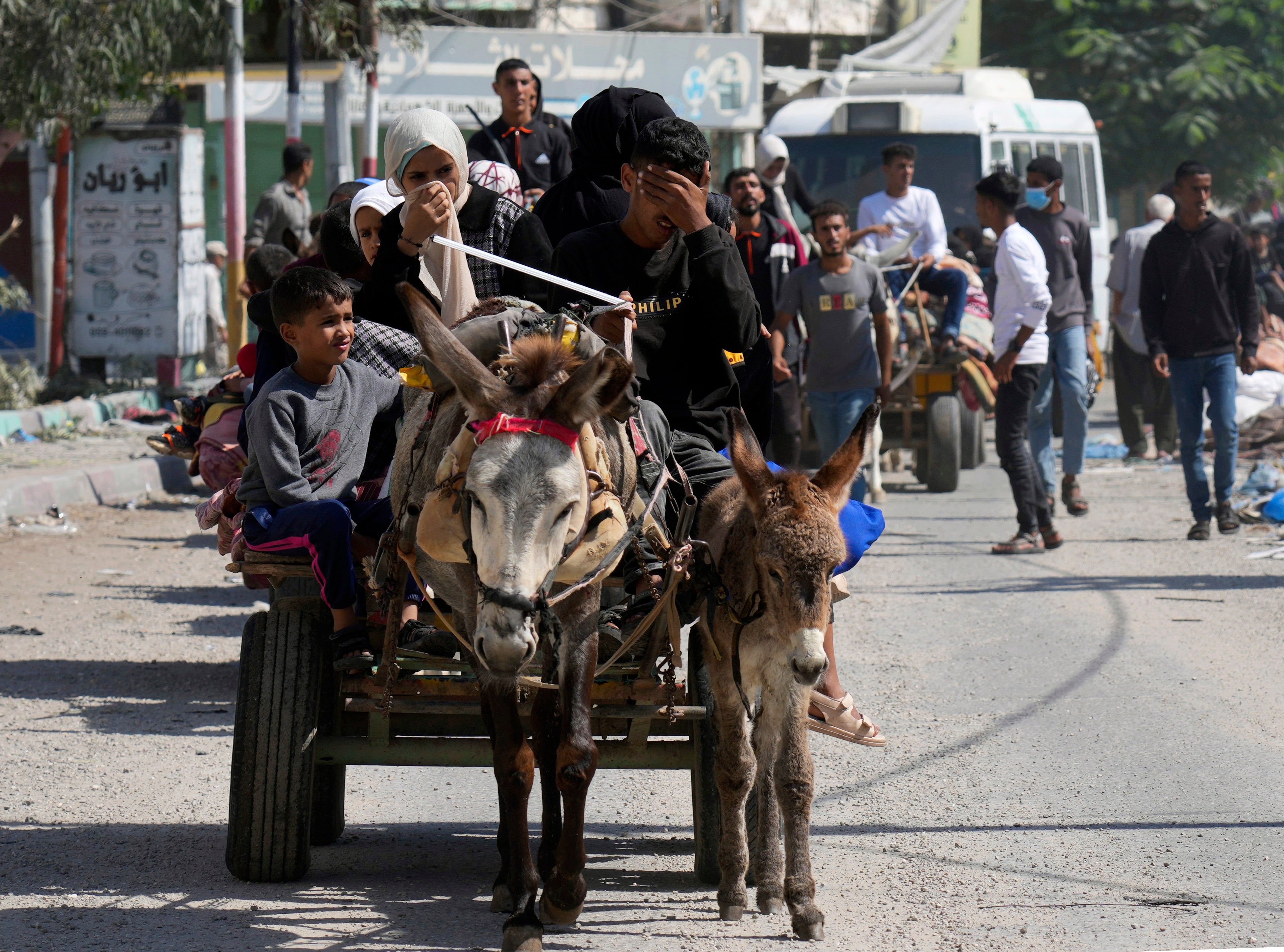 Gazans flee southwards after orders to evacuate from the Israeli army