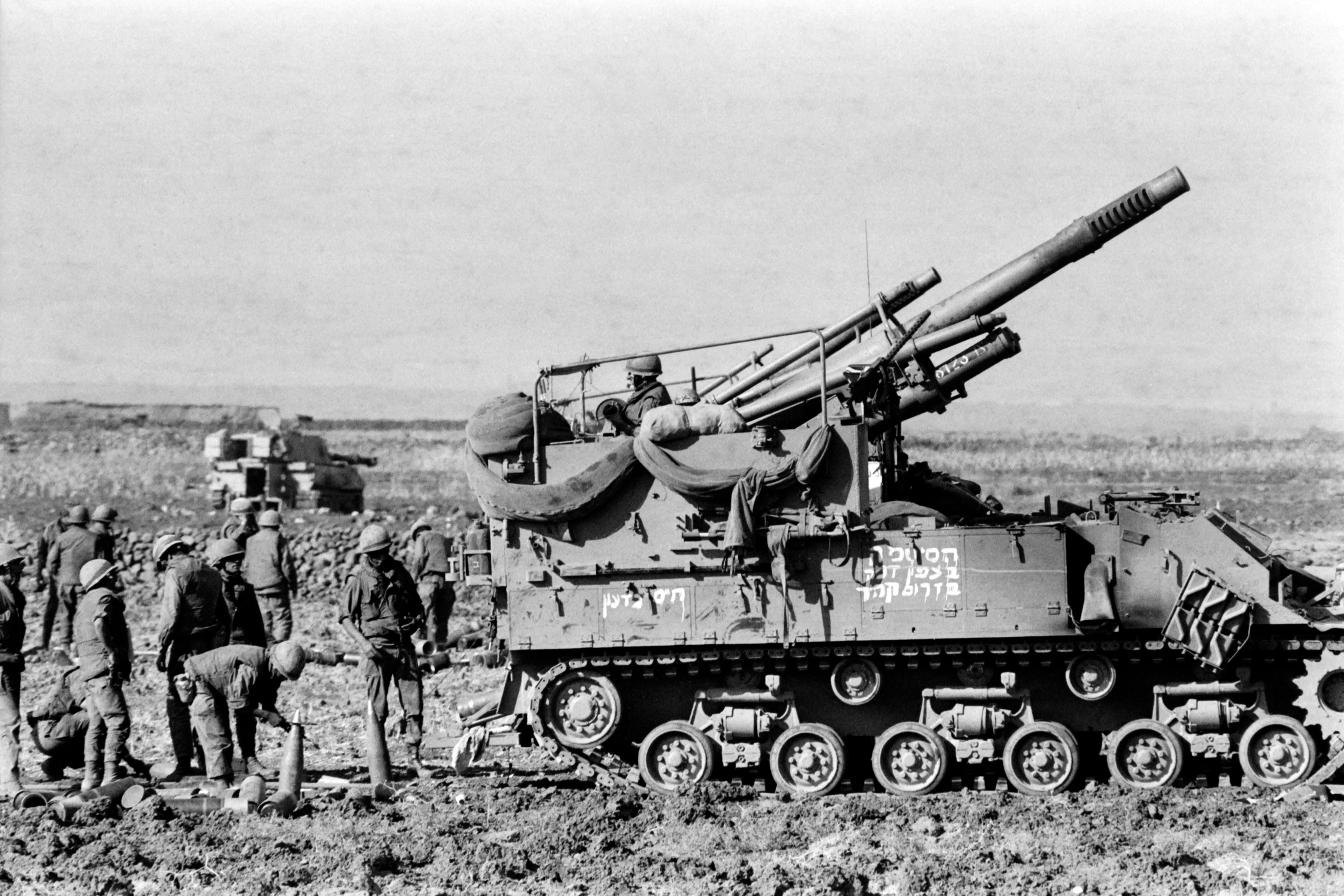 Israeli troops take position with an anti-aircraft gun on 12 October1973