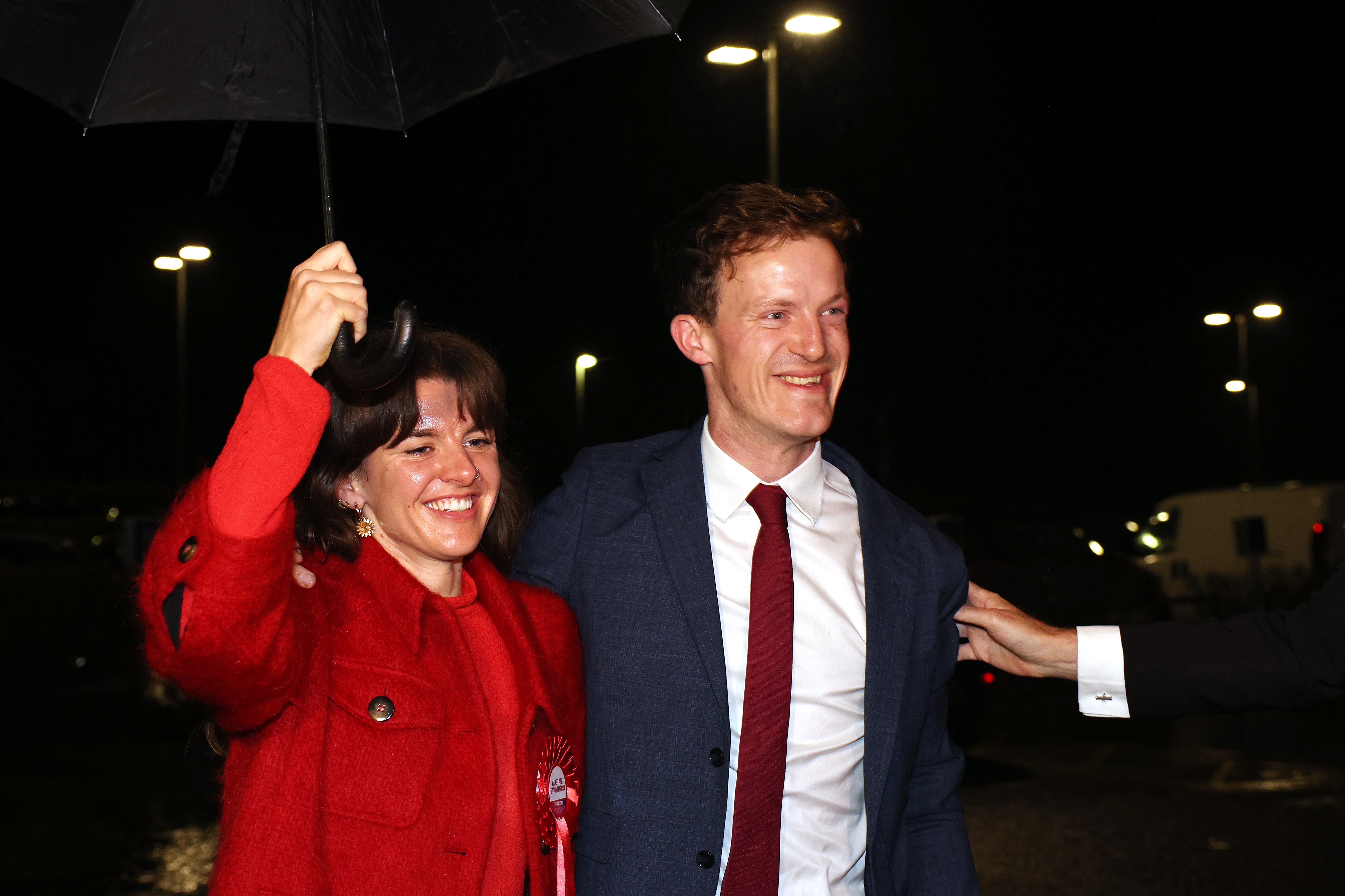 Labour candidate Alistair Strathern (R) celebrates winning the Mid Bedfordshire by-election with 13,872 votes on 20 October 2023 in Shefford, England