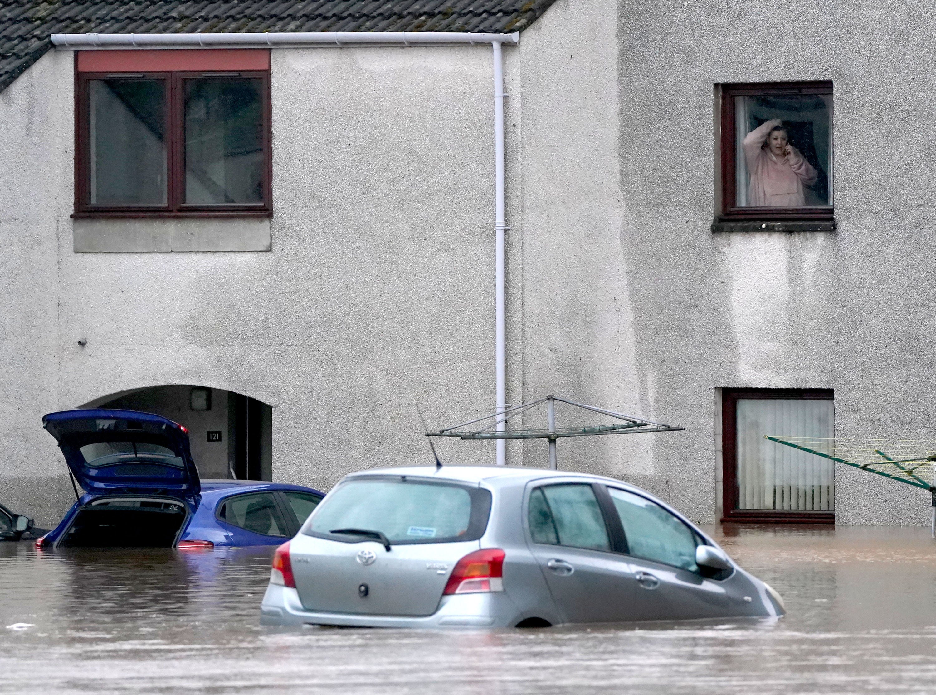 Two cars stranded in flood water in Brechin