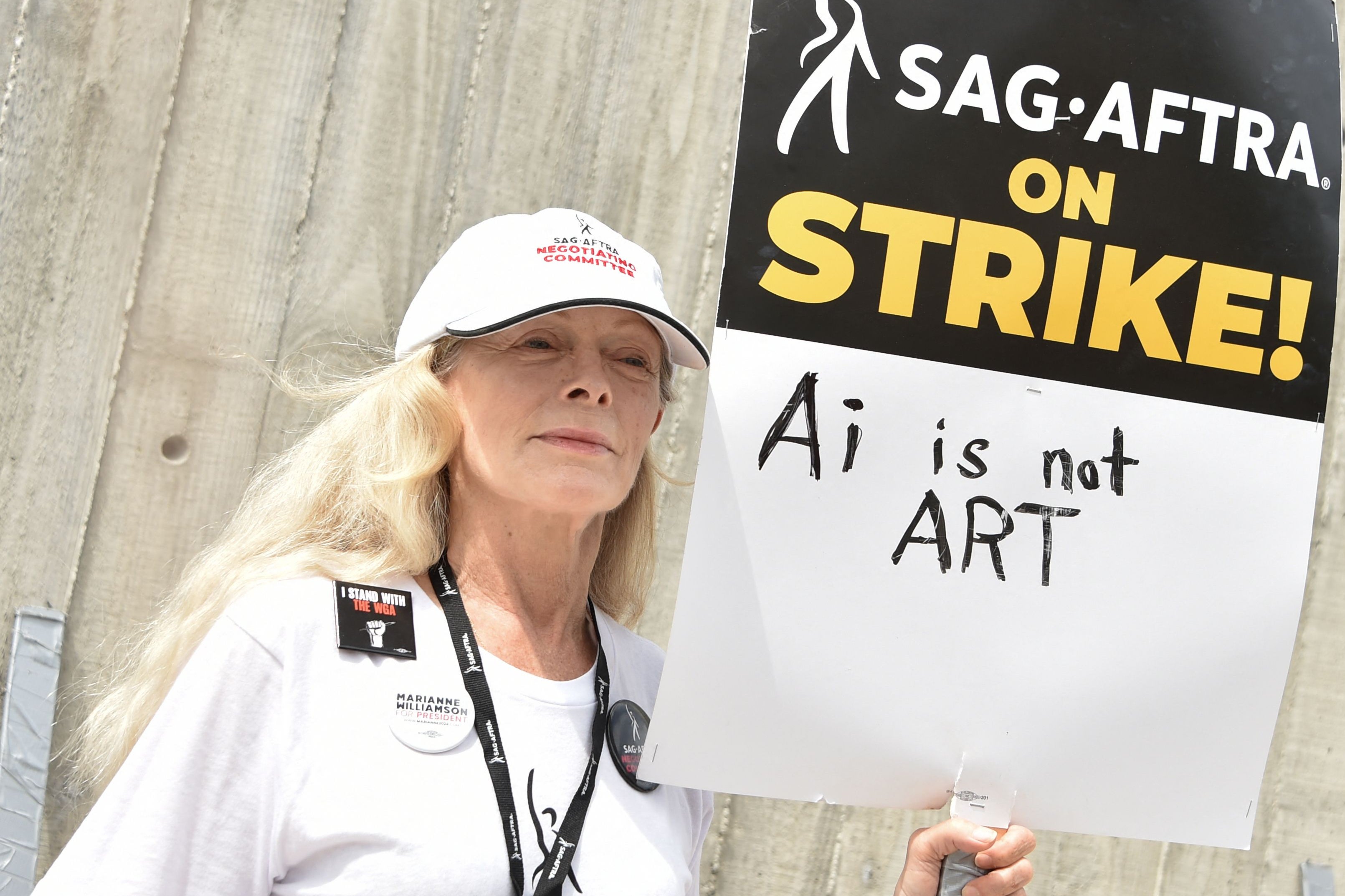 Tom Murray meets ‘Titanic’ star Frances Fisher on the picket line