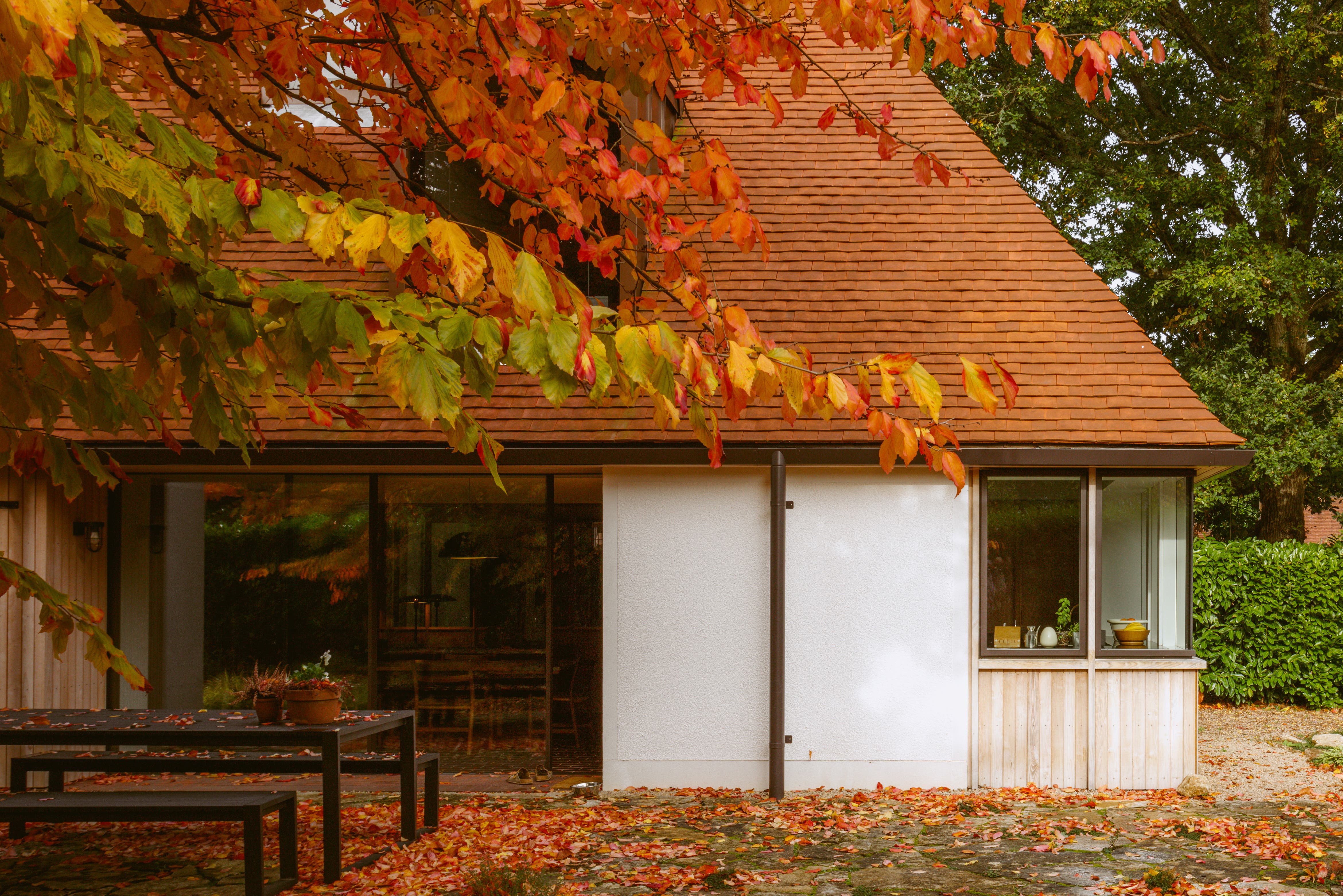 Middle Avenue sits on a corner plot in a garden suburb of Farnham (Jim Stephenson/Riba)