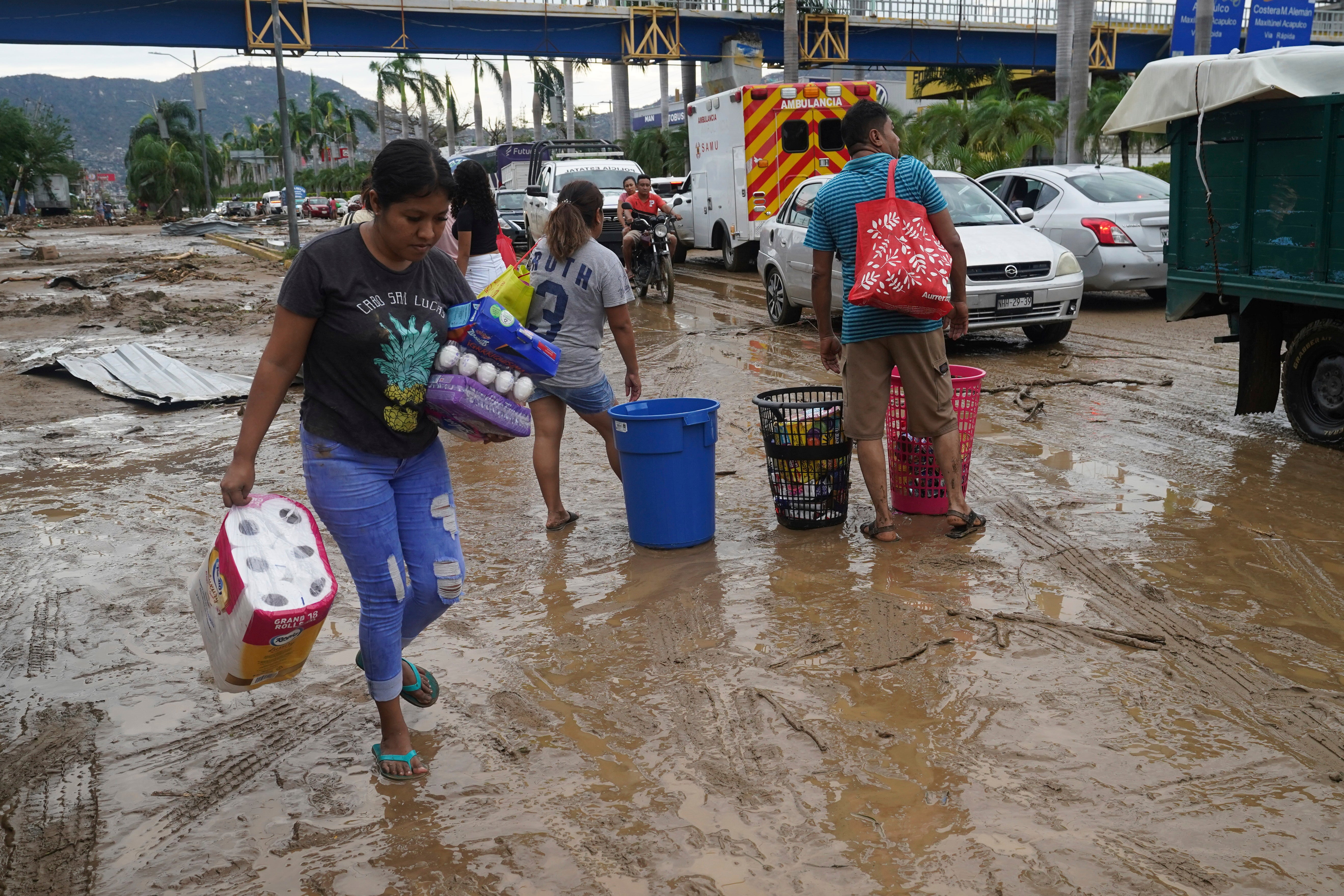 Survivors loot a grocery store in Acapulco after Hurricane Otis