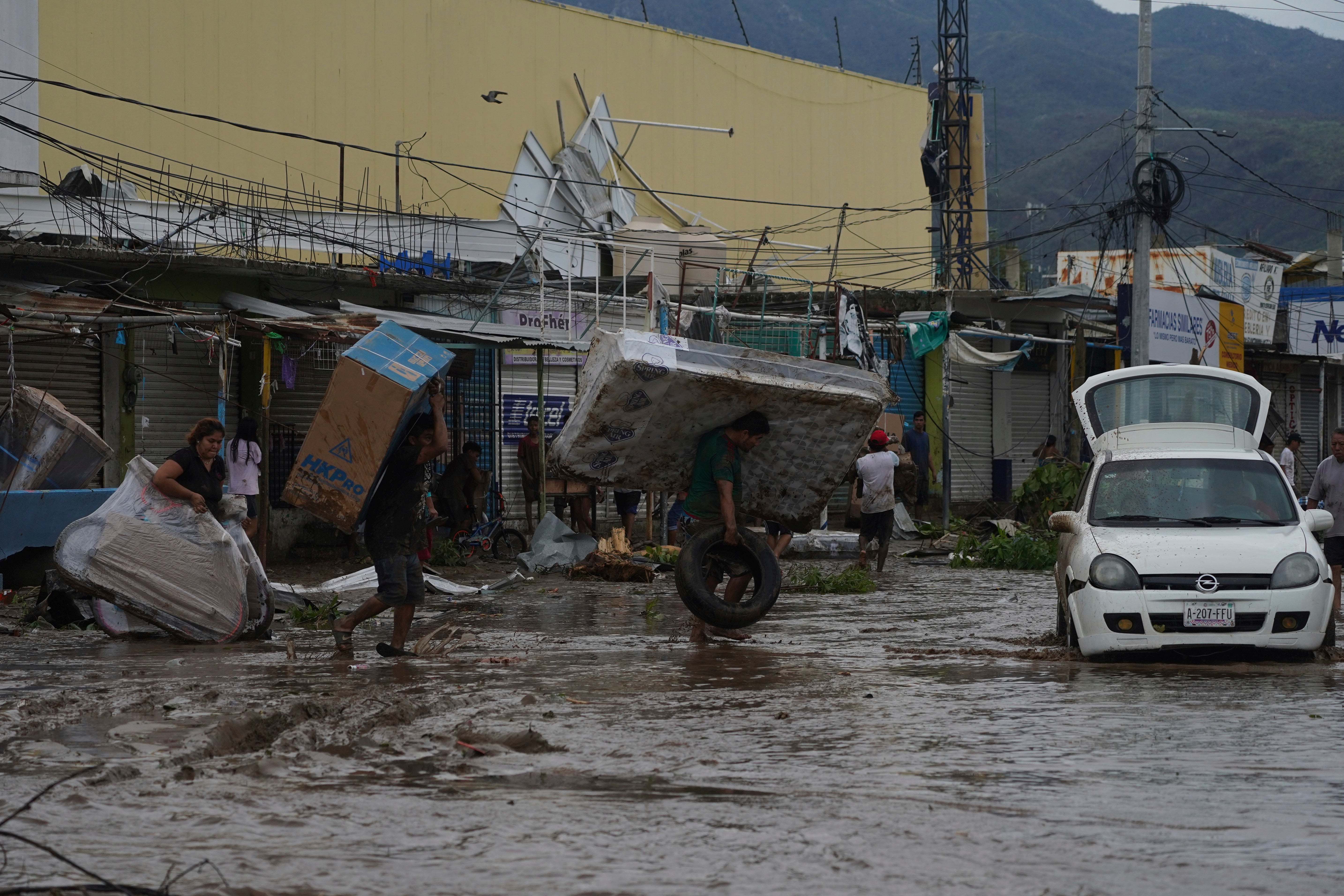 Looters at a shopping mall in Acapulco, Mexico, on Wednesday after Hurricane Otis