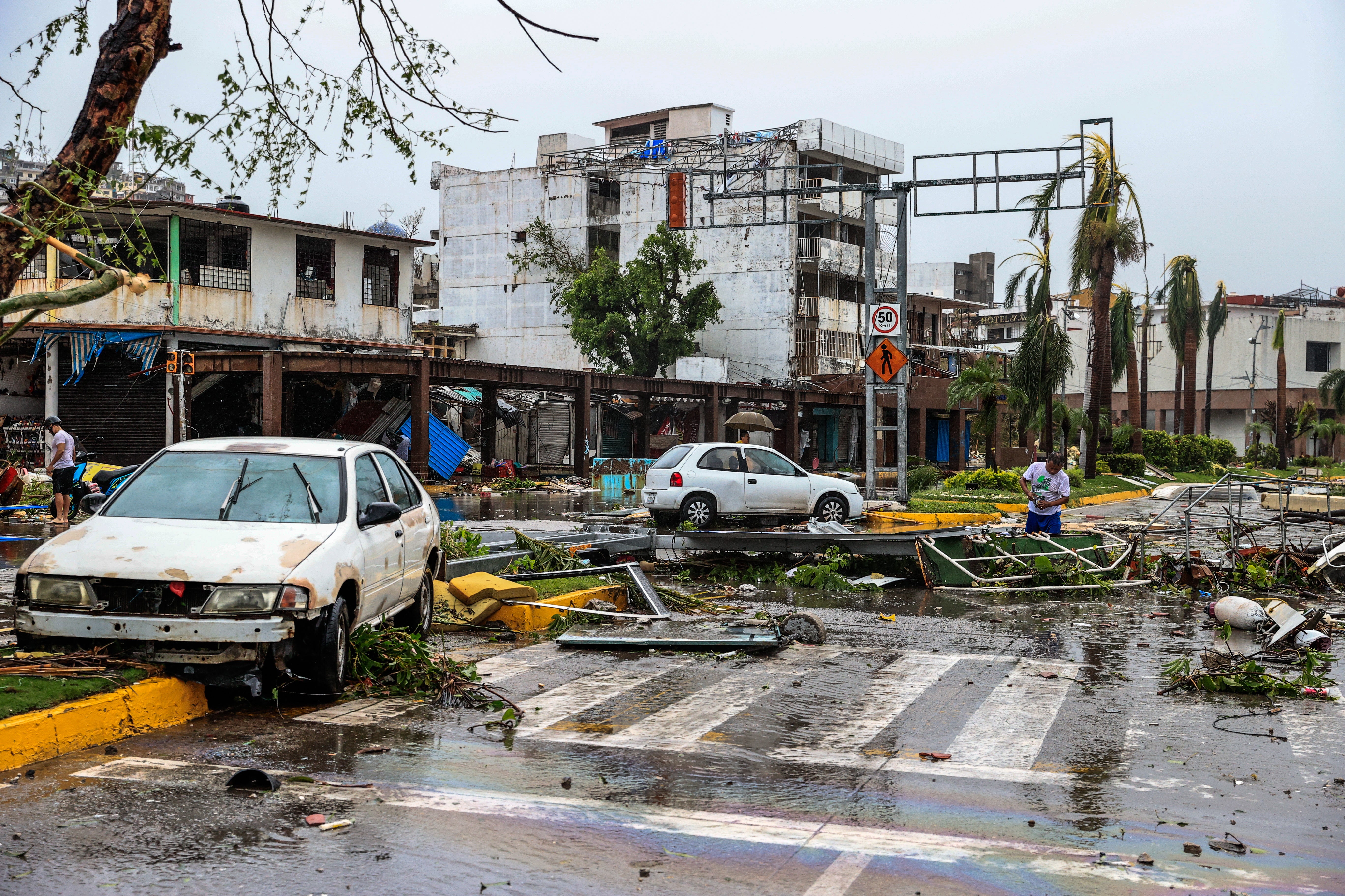 View of debris and damaged vehicles after the passage of hurricane Otis in the beach resort of Acapulco, in the state of Guerrero, Mexico, 26 October 2023