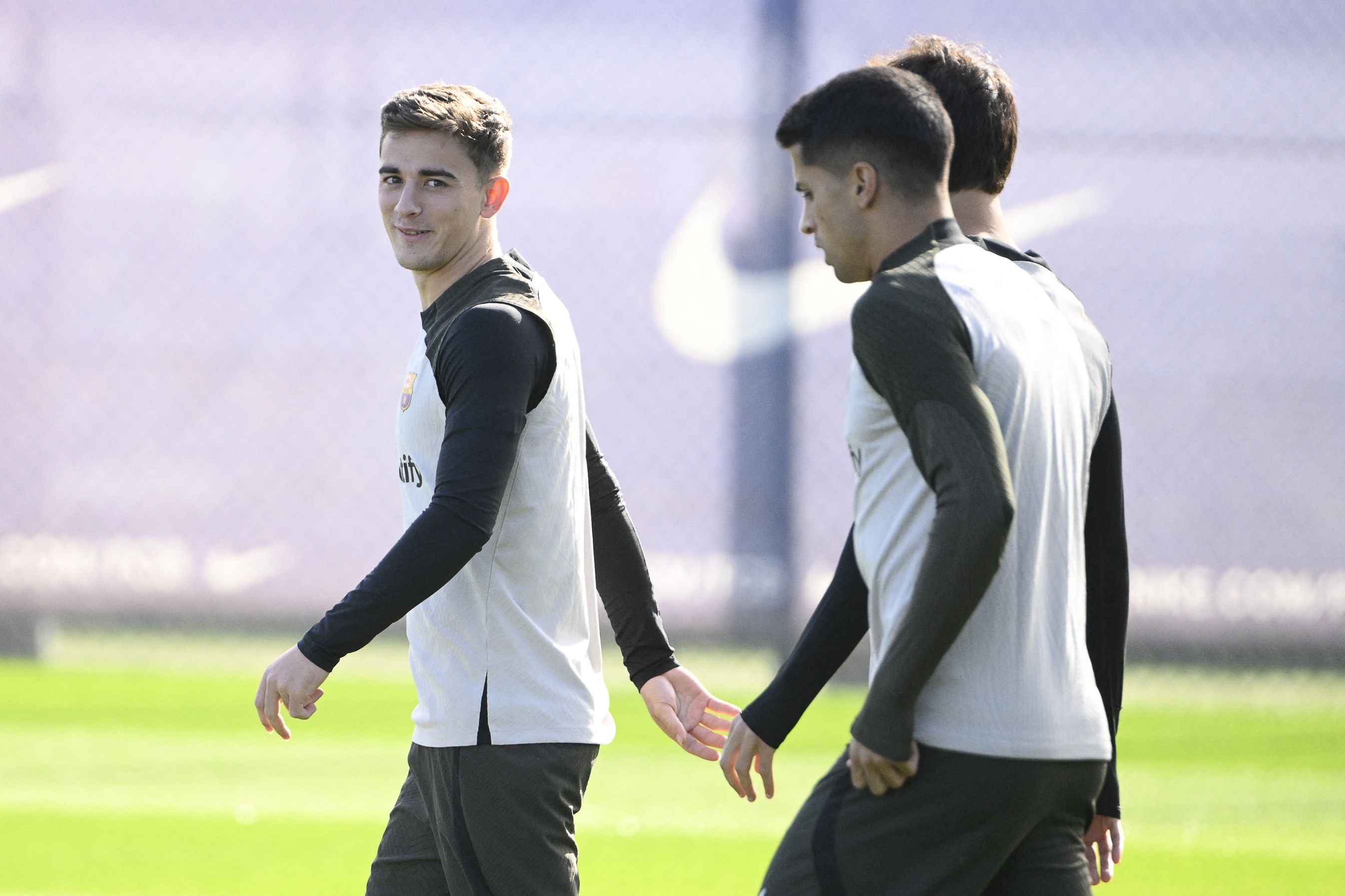 Barcelona’s Spanish midfielder #06 Gavi (L) and teammates arrive for a training session