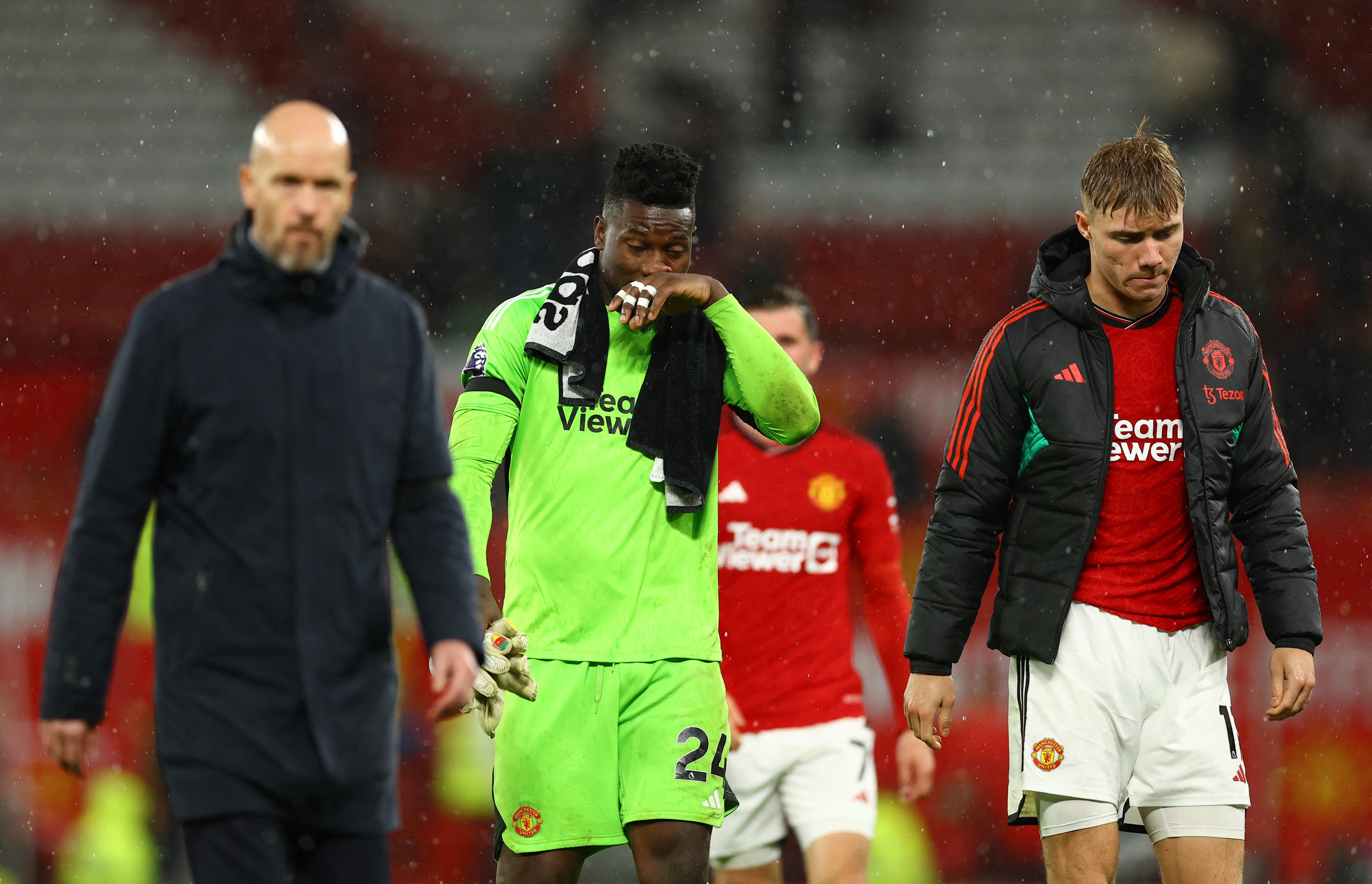 Manchester United manager Erik Ten Hag, Rasmus Hojlund and Andre Onana look dejected