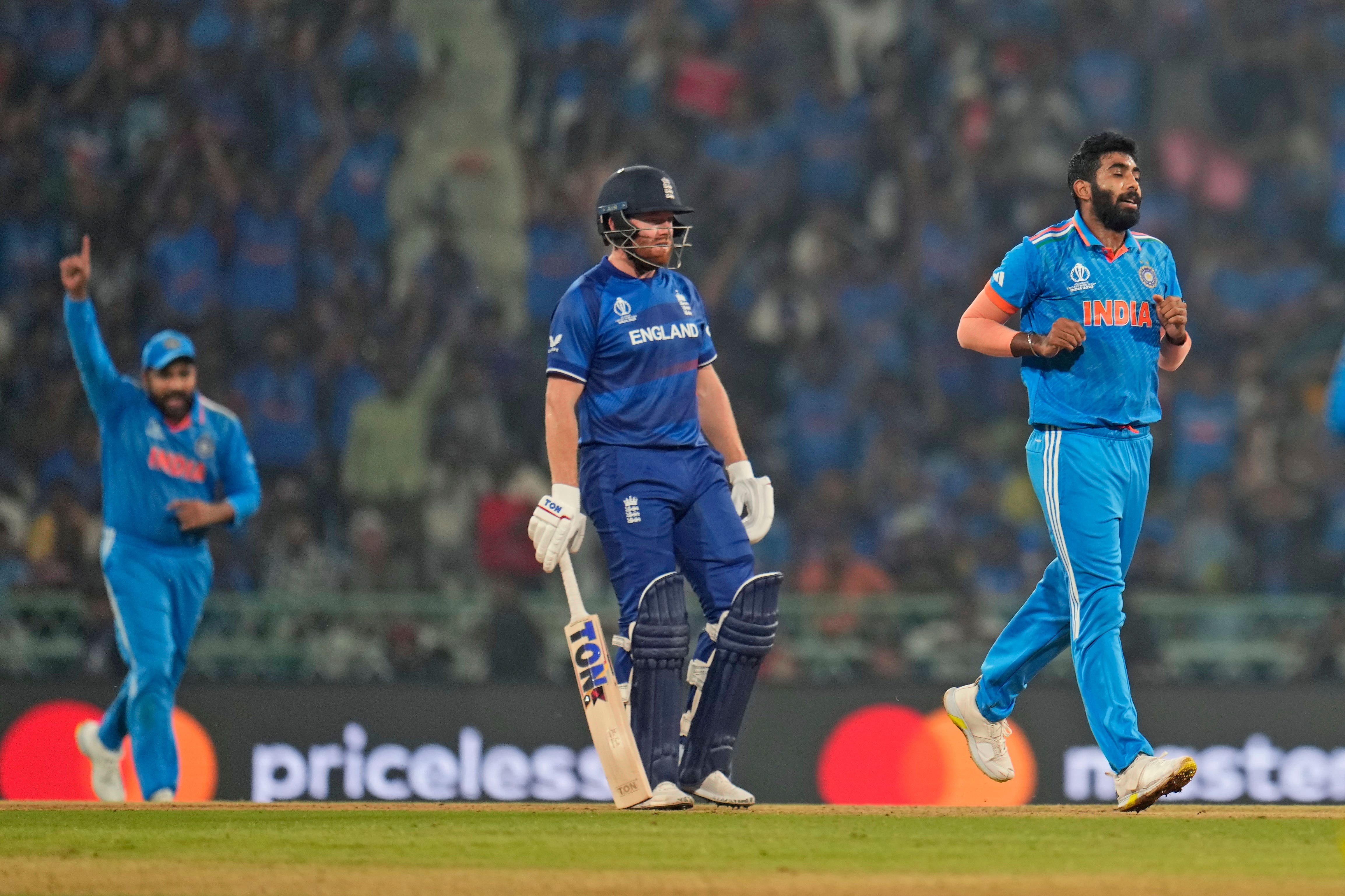 England’s Dawid Malan, centre, has given Matthew Mott his backing (Aijaz Rahi/AP)