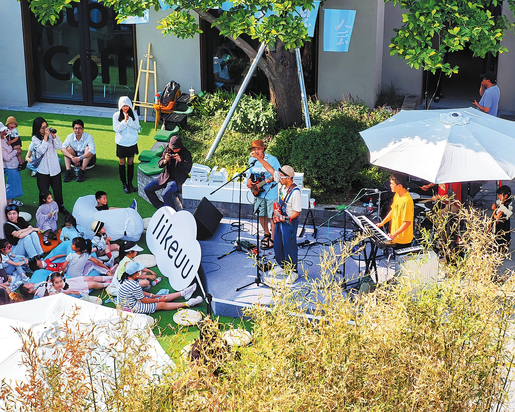 Visitors watch an open-air art performance at Jintai 5Lmeet Cultural Industrial Park in Beijing’s Dongcheng district