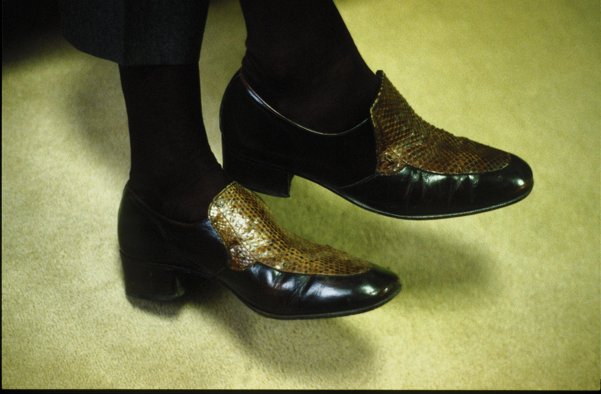 Cocker brought a bag of his own shoes for the many different scenes involved in the February 1998 video shoot of ‘This is Hardcore’