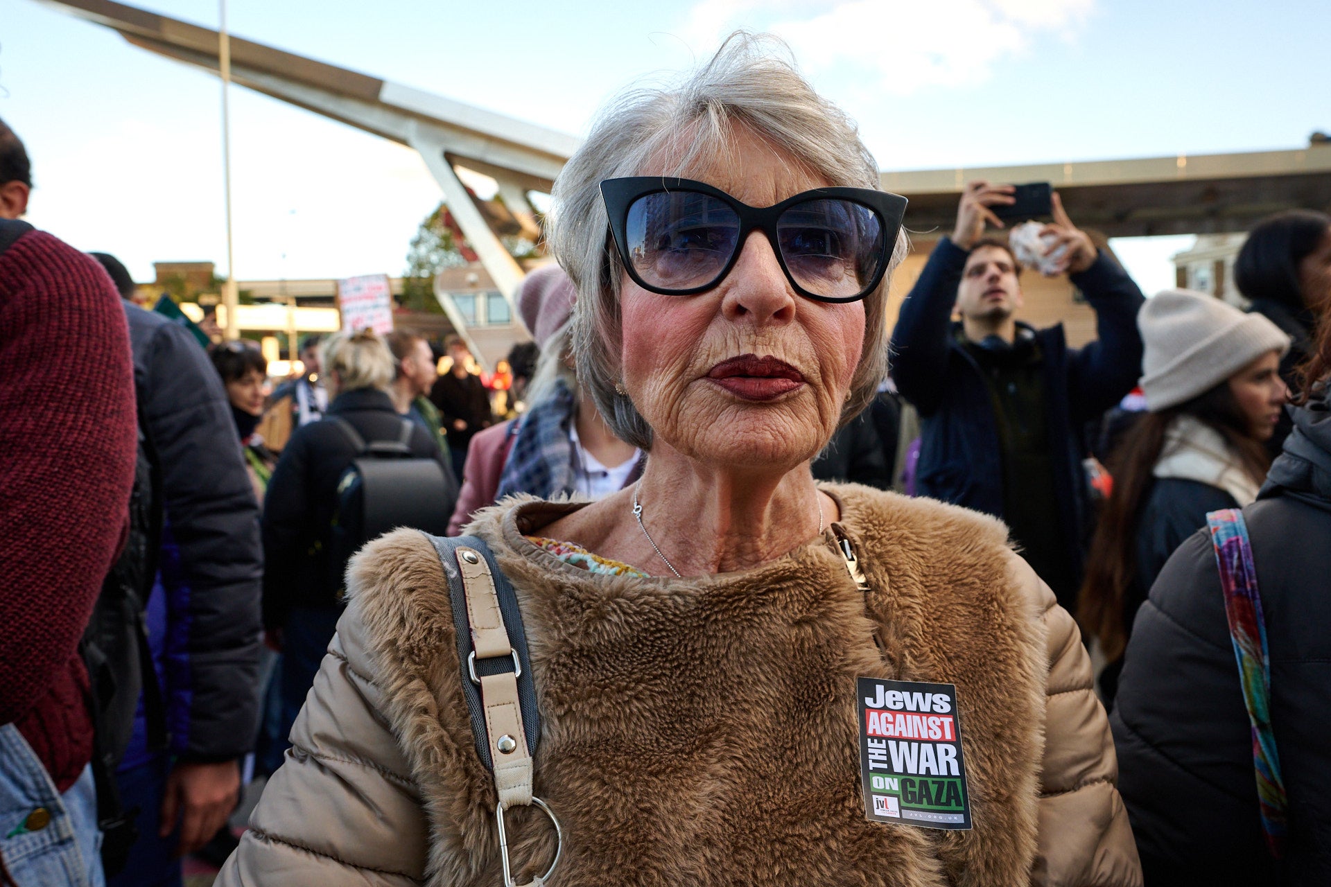 A Jewish woman shows her support on the march on Wandsworth Road