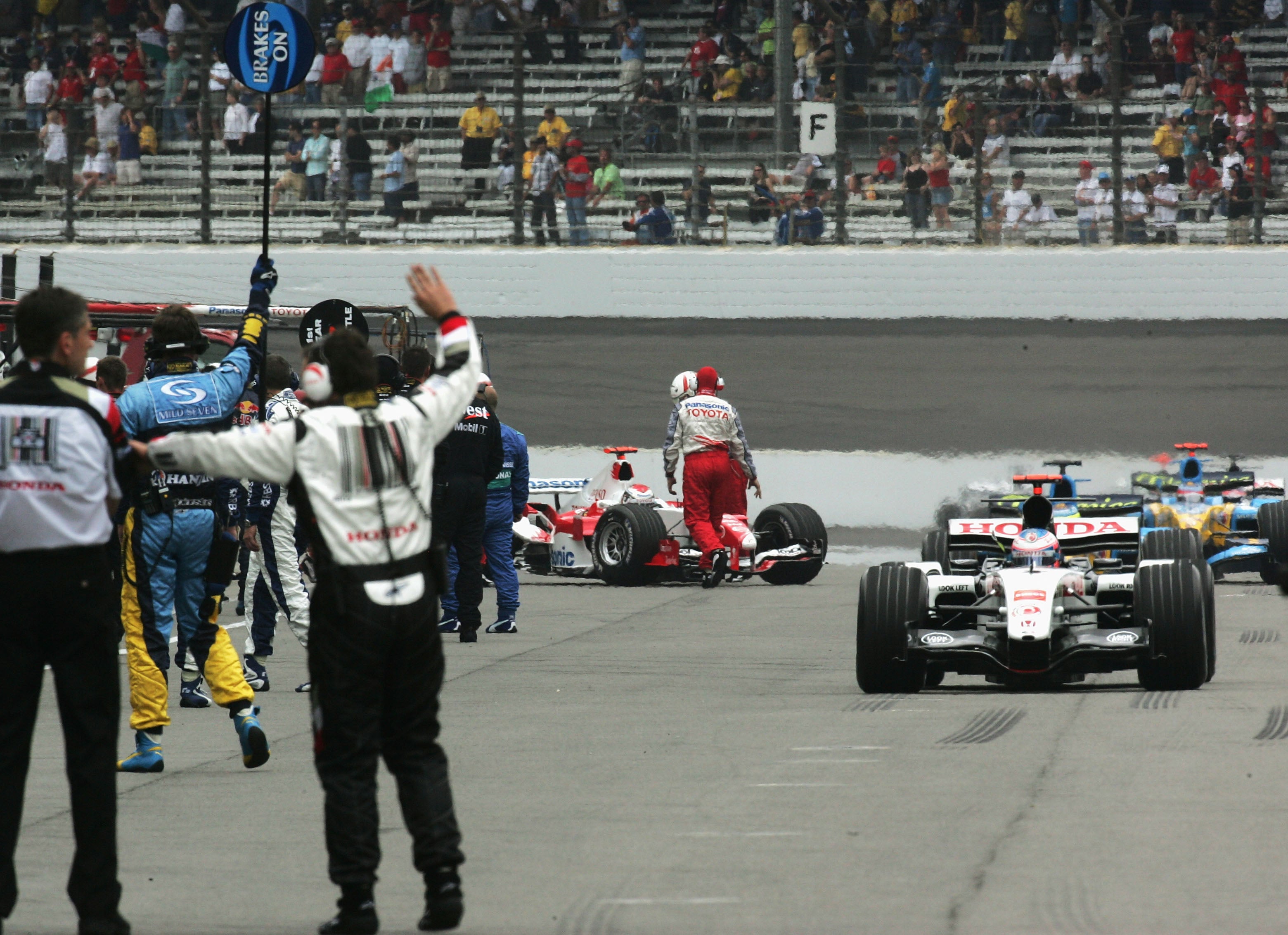 The remaining 14 cars – using unsafe Michelin tyres – entered the pits