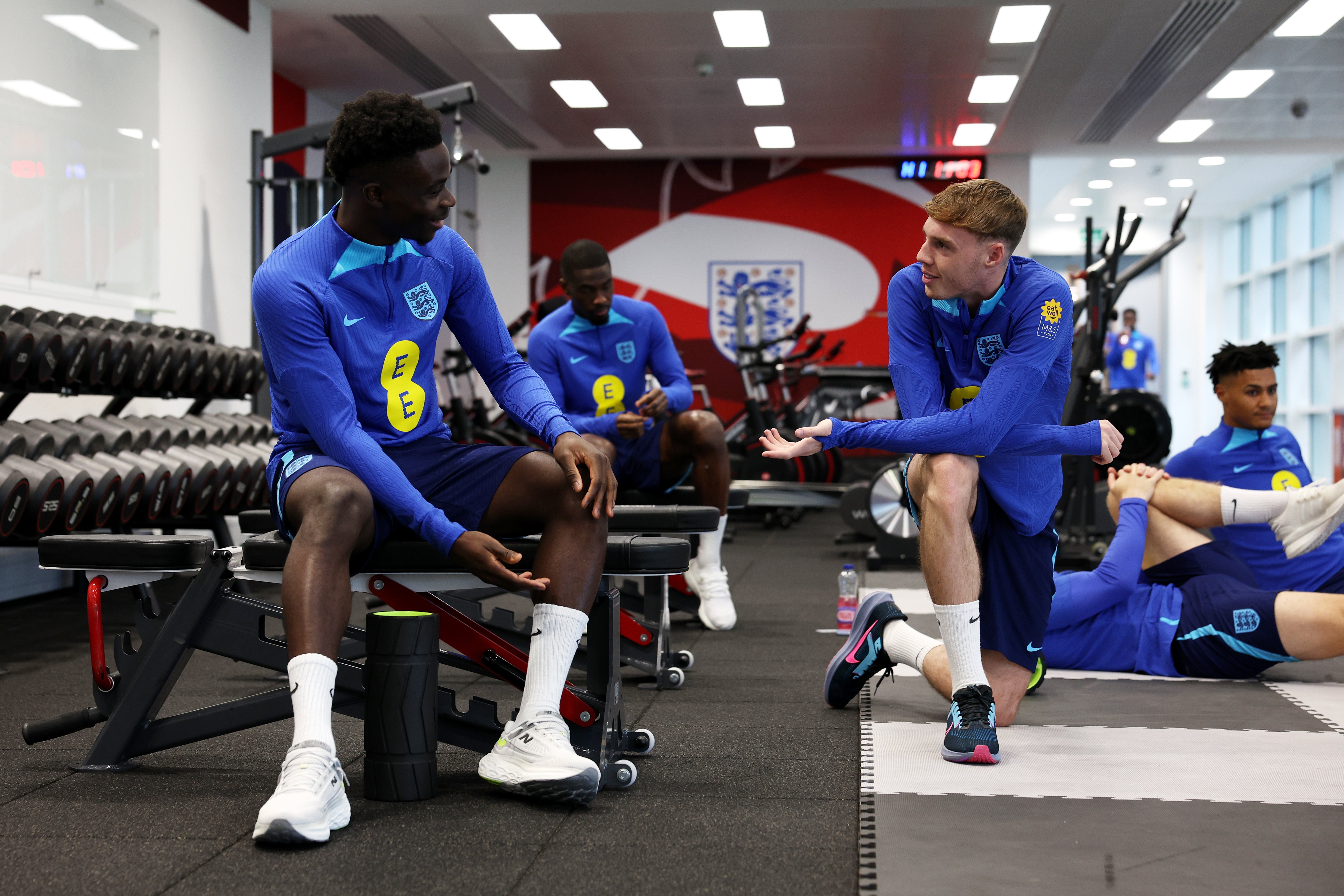 Palmer chats with Arsenal winger Bukayo Saka