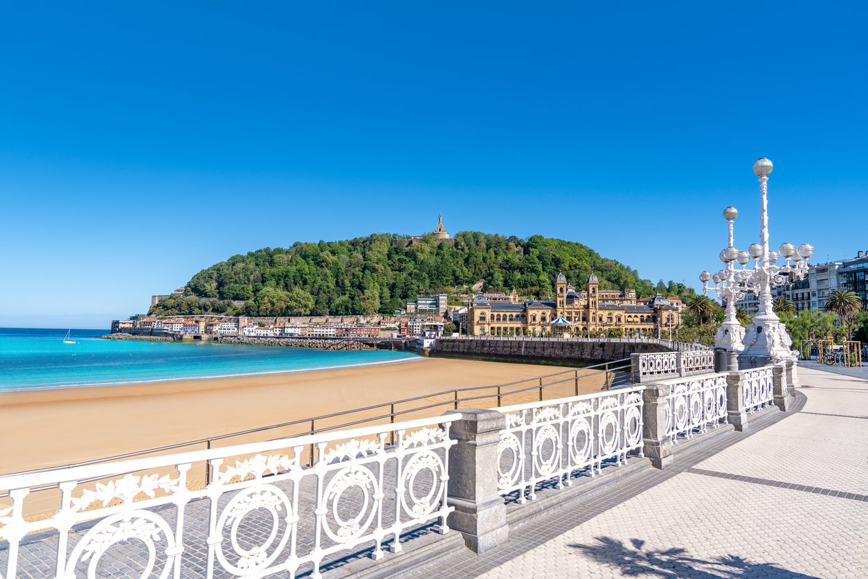 The ‘Bahia de la Concha’ lies less than 10 minutes from the centre of San Sebastian