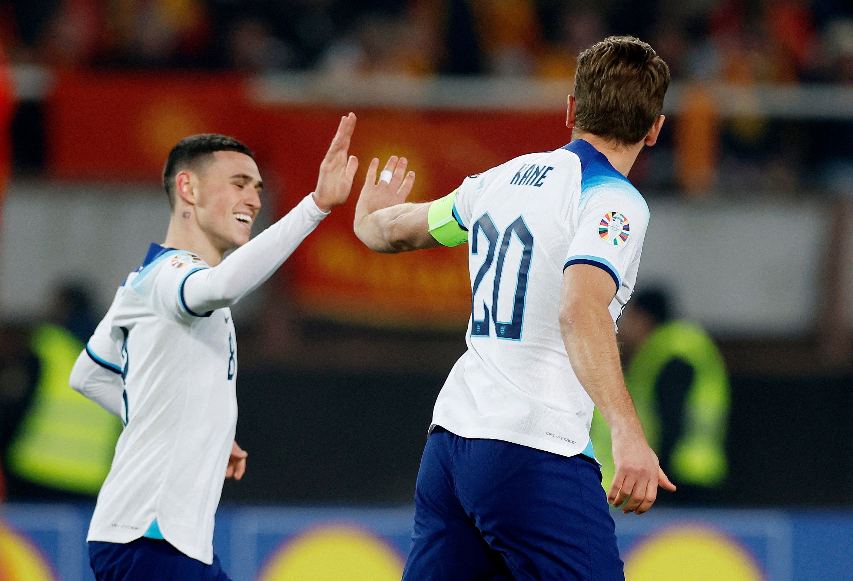 <p>England's Harry Kane and Phil Foden celebrate</p>
