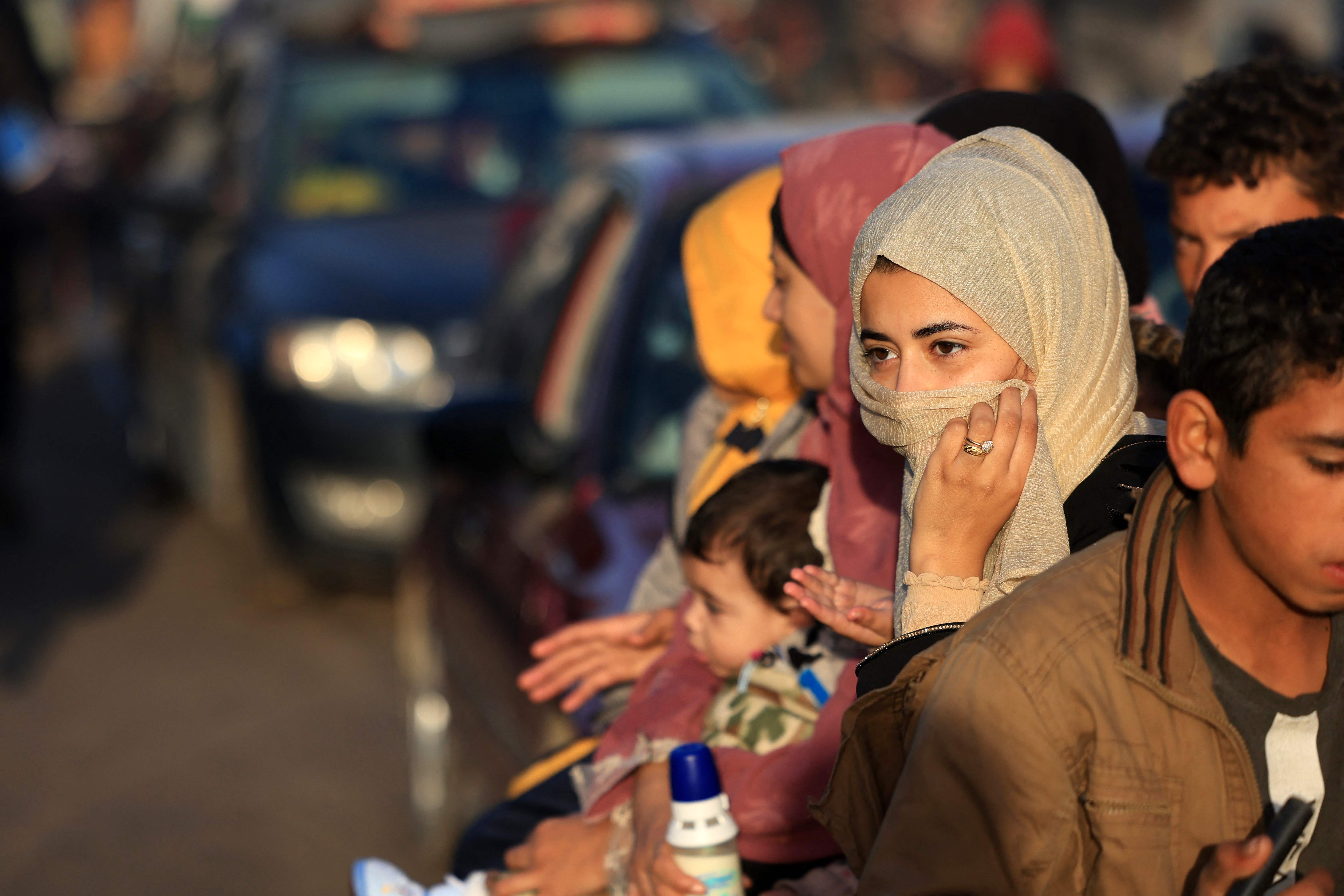 Palestinians who had taken refuge in temporary shelters return to their homes in eastern Khan Younis