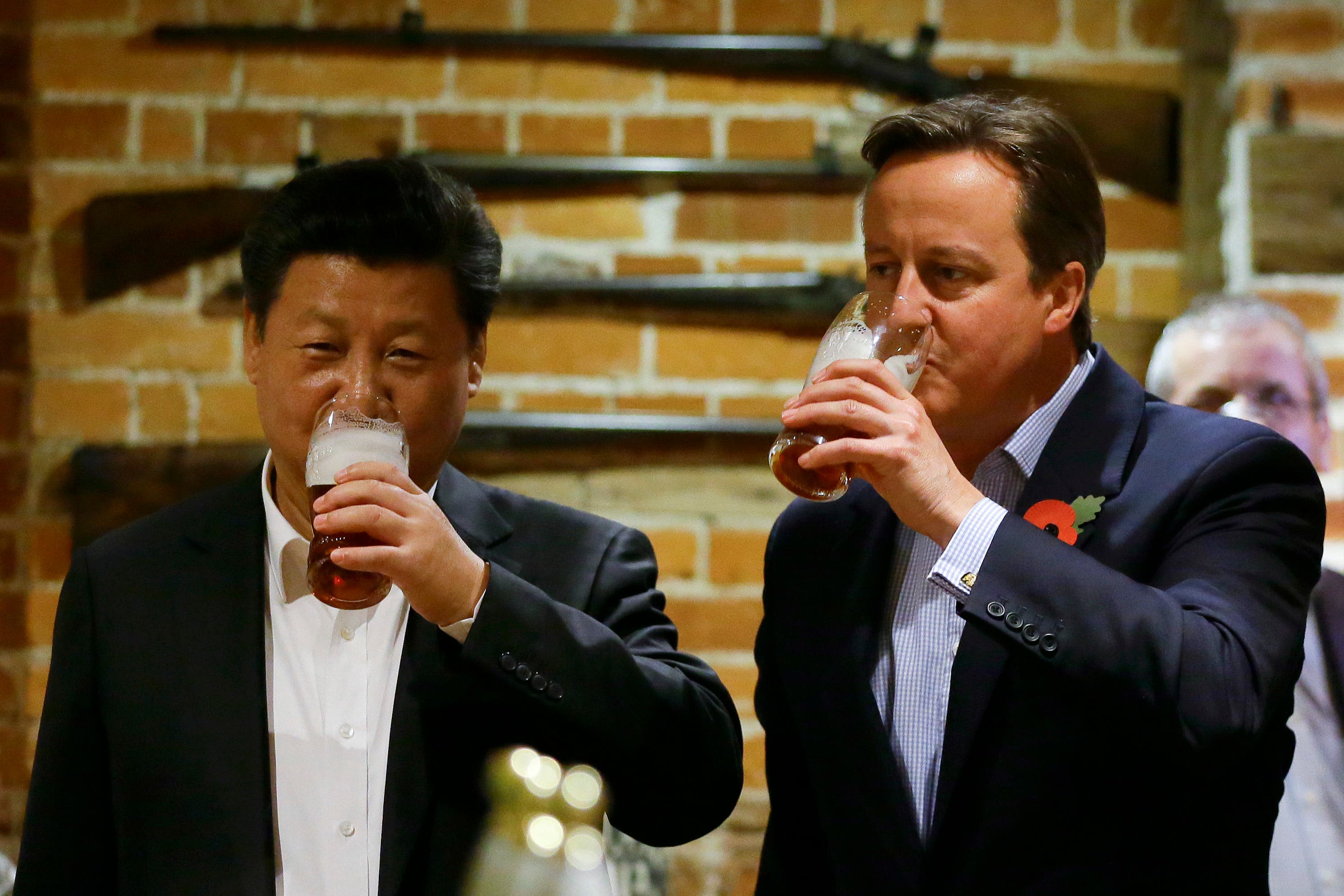 David Cameron drinks a pint with Chinese President Xi Jinping during his state visit to the UK (Kirsty Wigglesworth/PA)