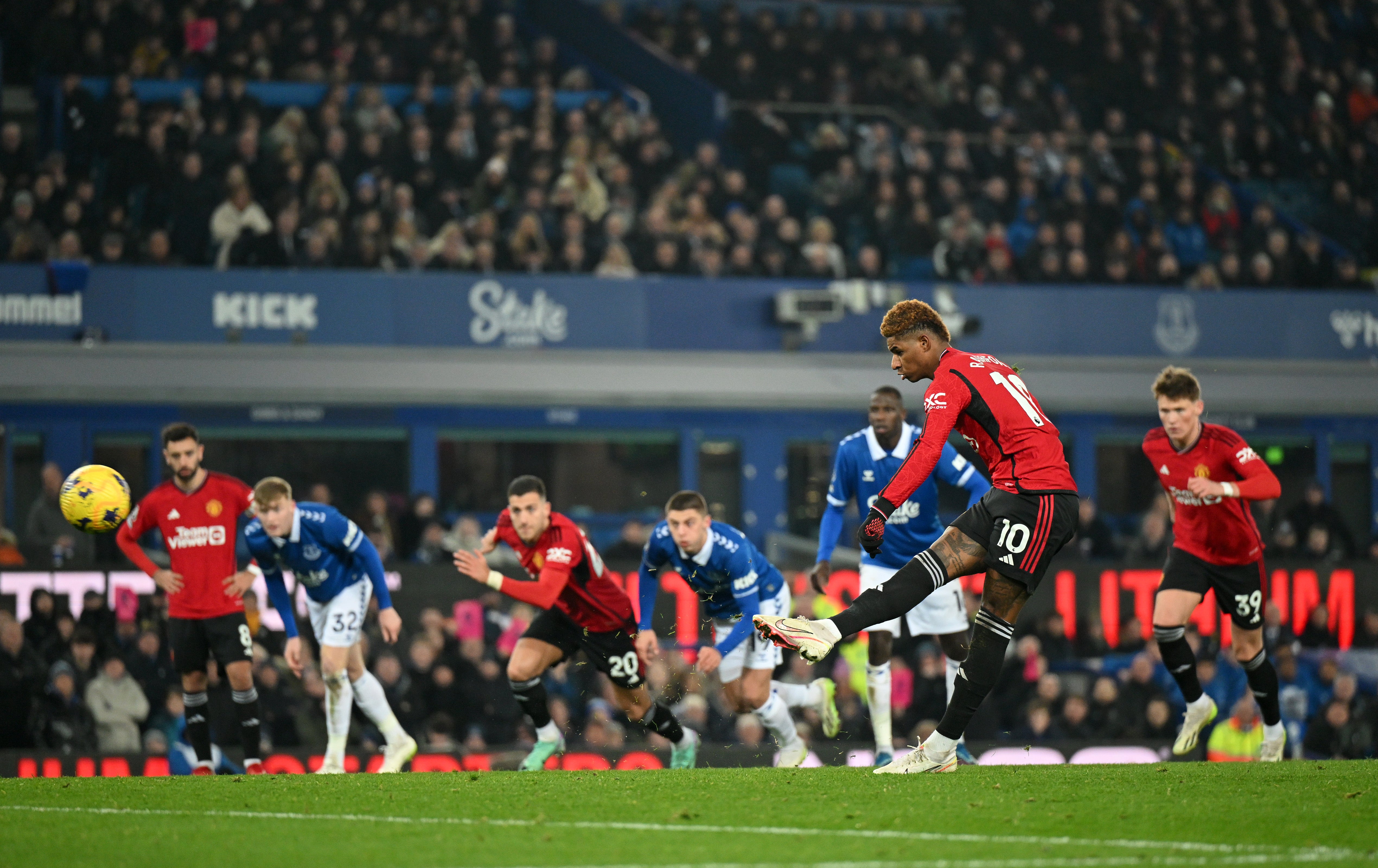 Marcus Rashford scored from the penalty spot in a 3-0 win