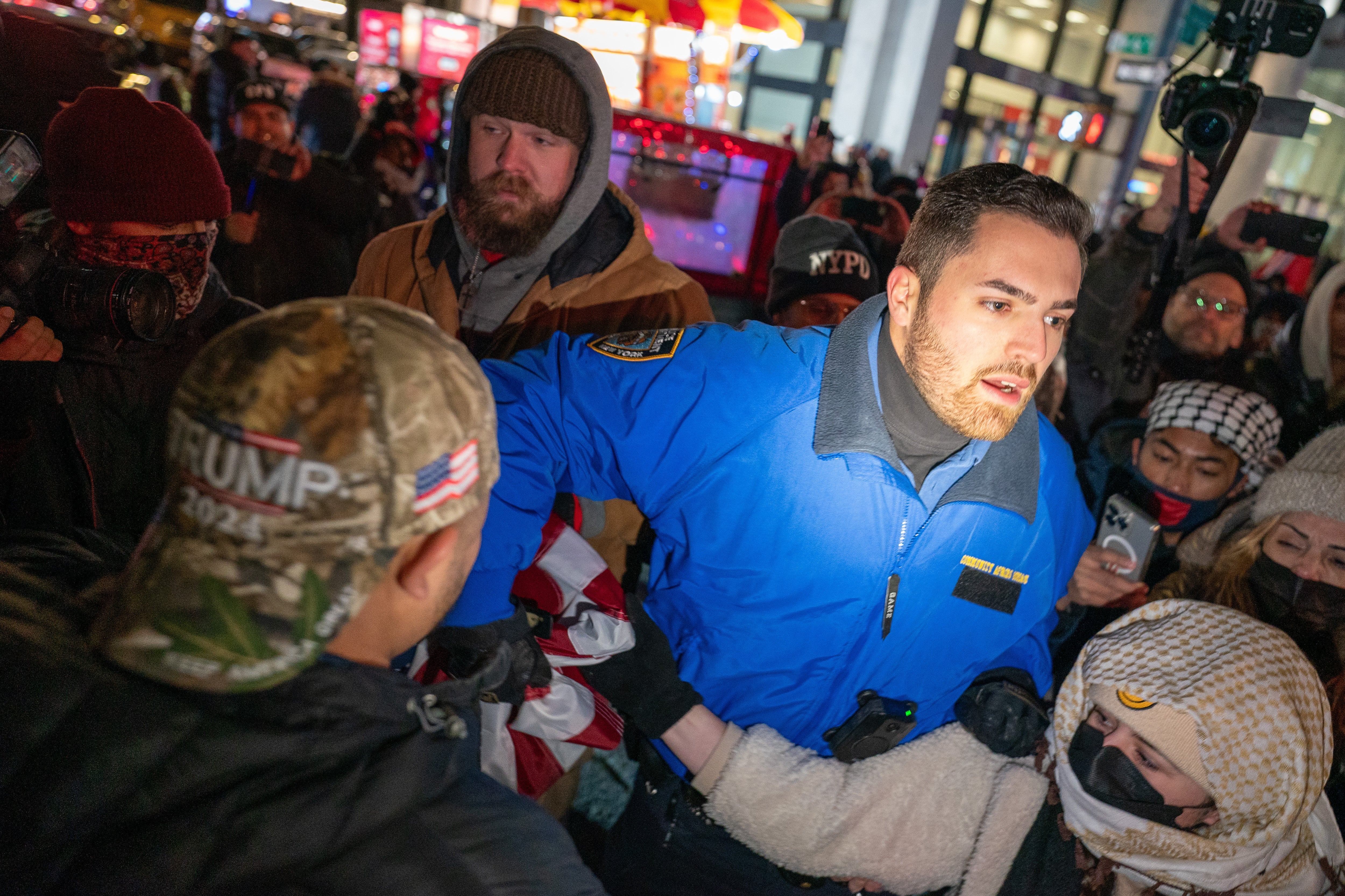 Protestors caught in a crush as police attempt to turn them around