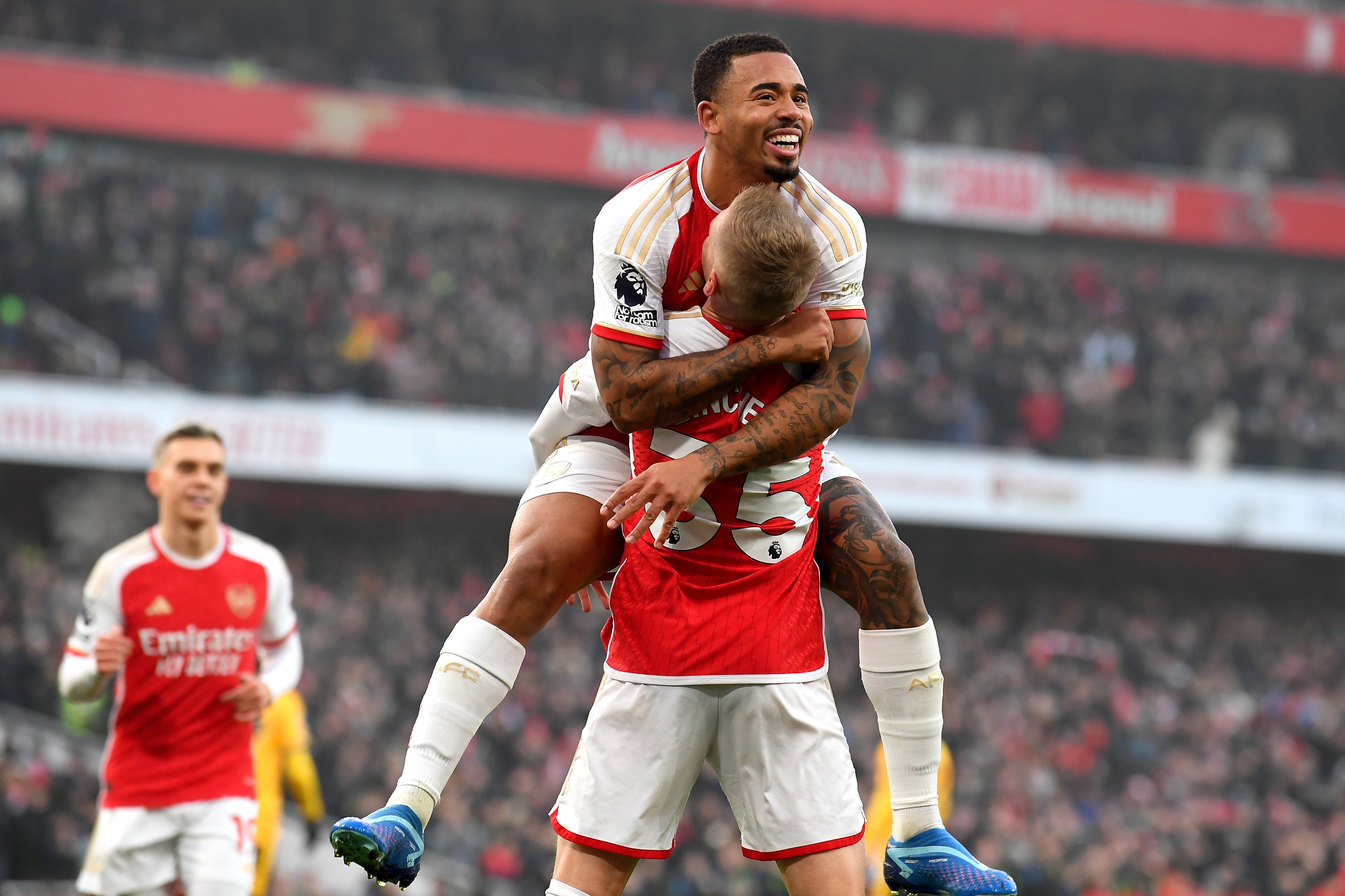 Arsenal held on for a 2-1 win over Wolves