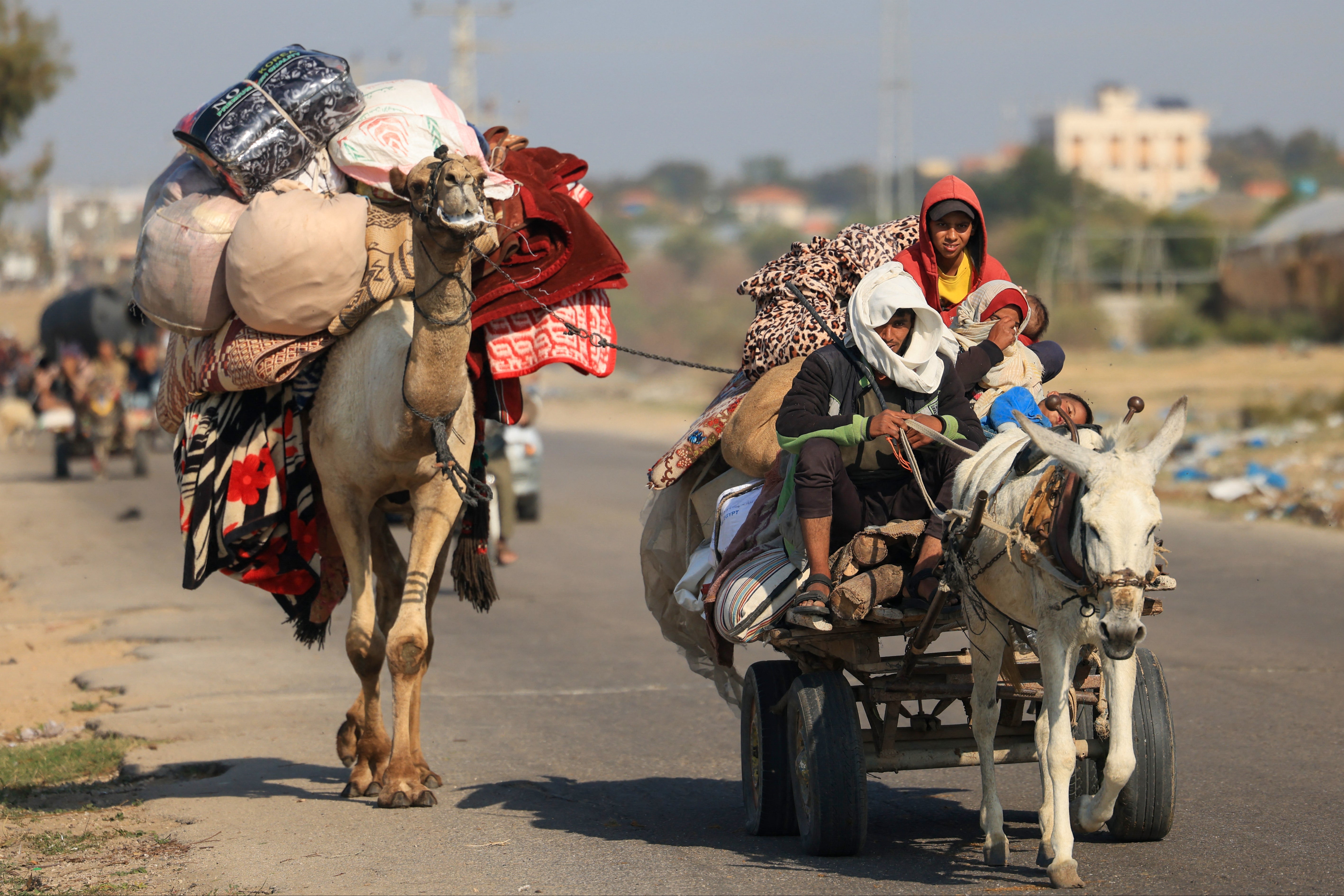 Palestinians flee from Khan Younis to Rafah in the southern Gaza Strip