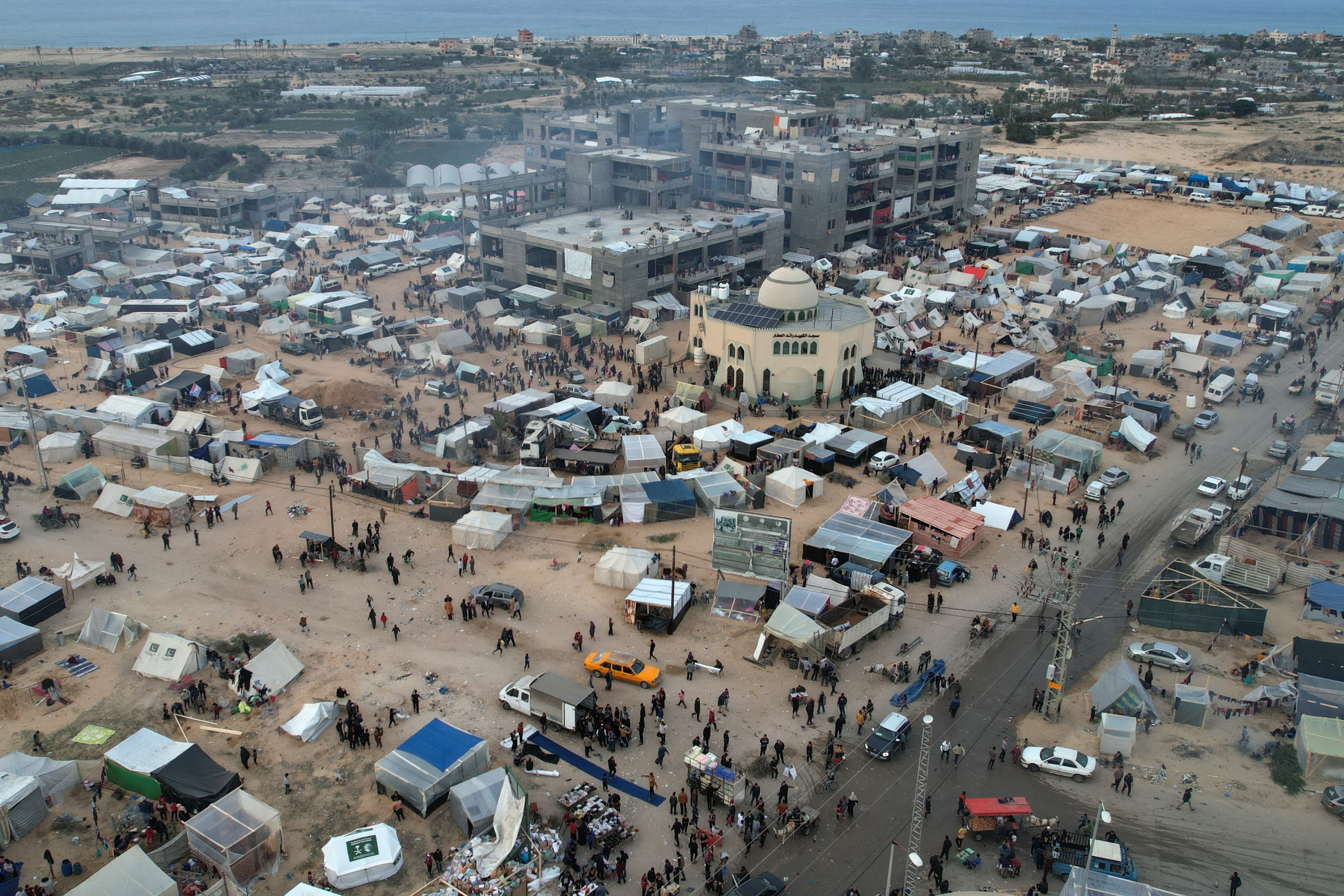 Displaced Palestinians who fled Khan Younis setting up camp in Rafah