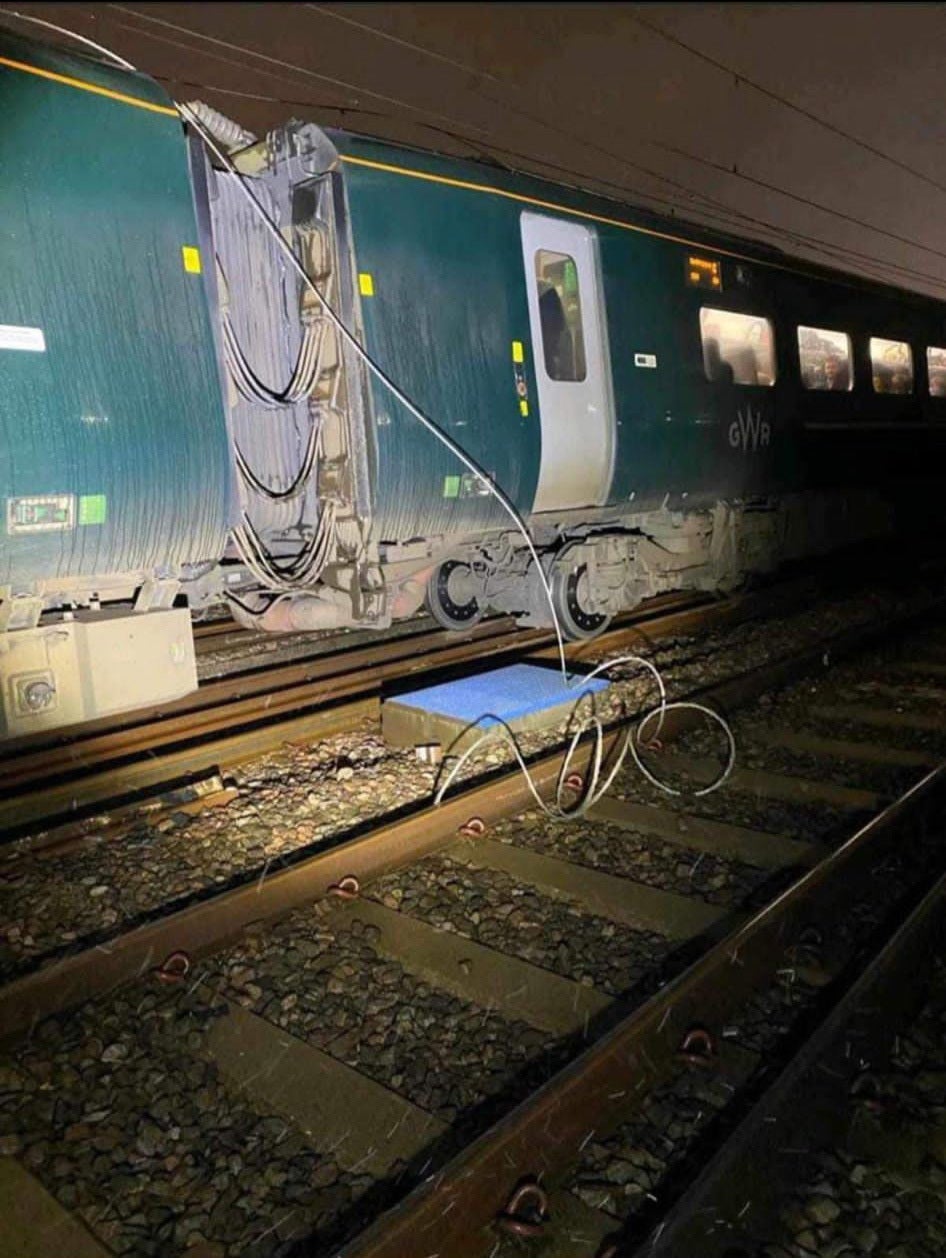 Overhead power lines came down near Paddington on 7 December, causing major disruption