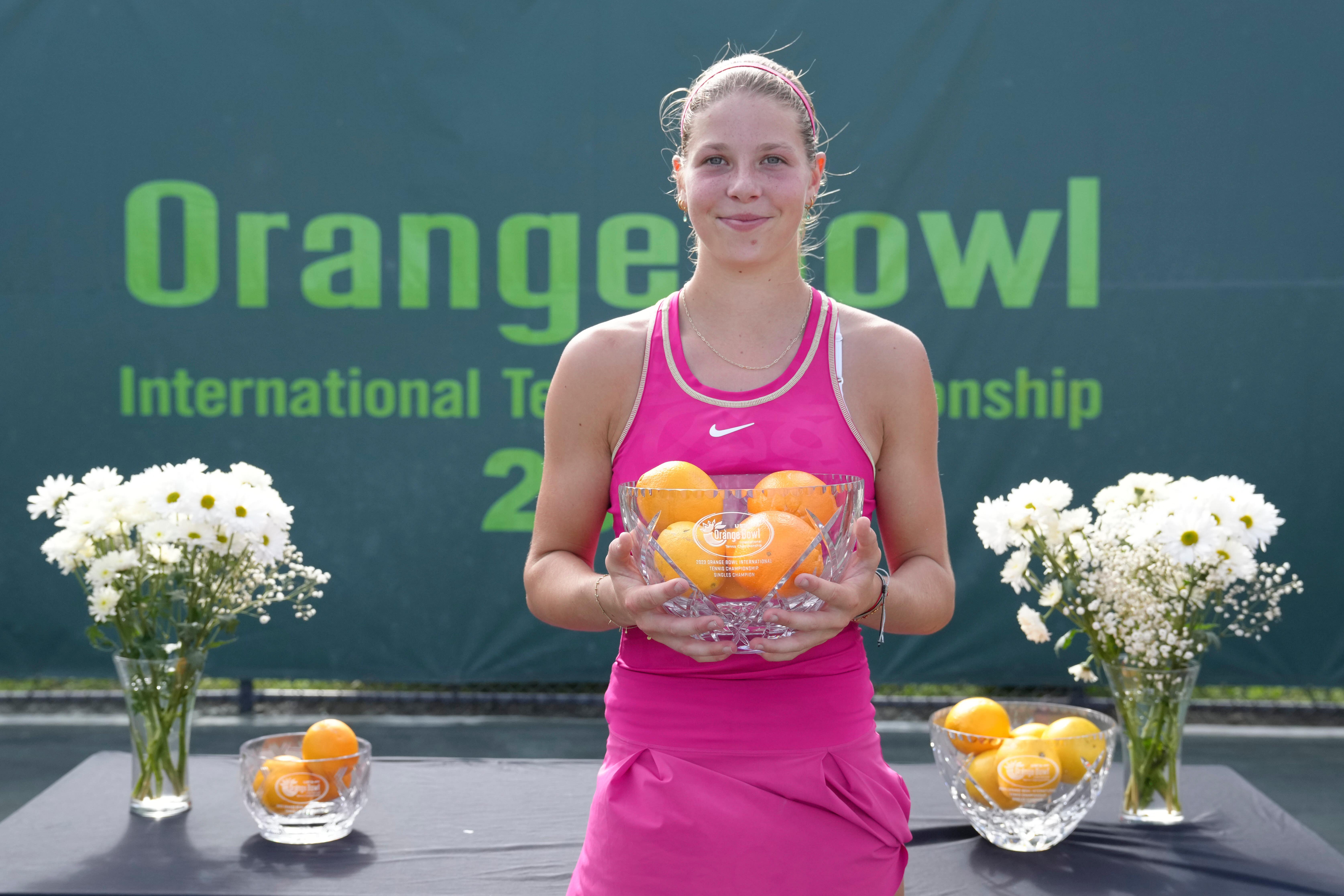 Hannah Klugman holds the Orange Bowl trophy (Eric Espada/USTA)