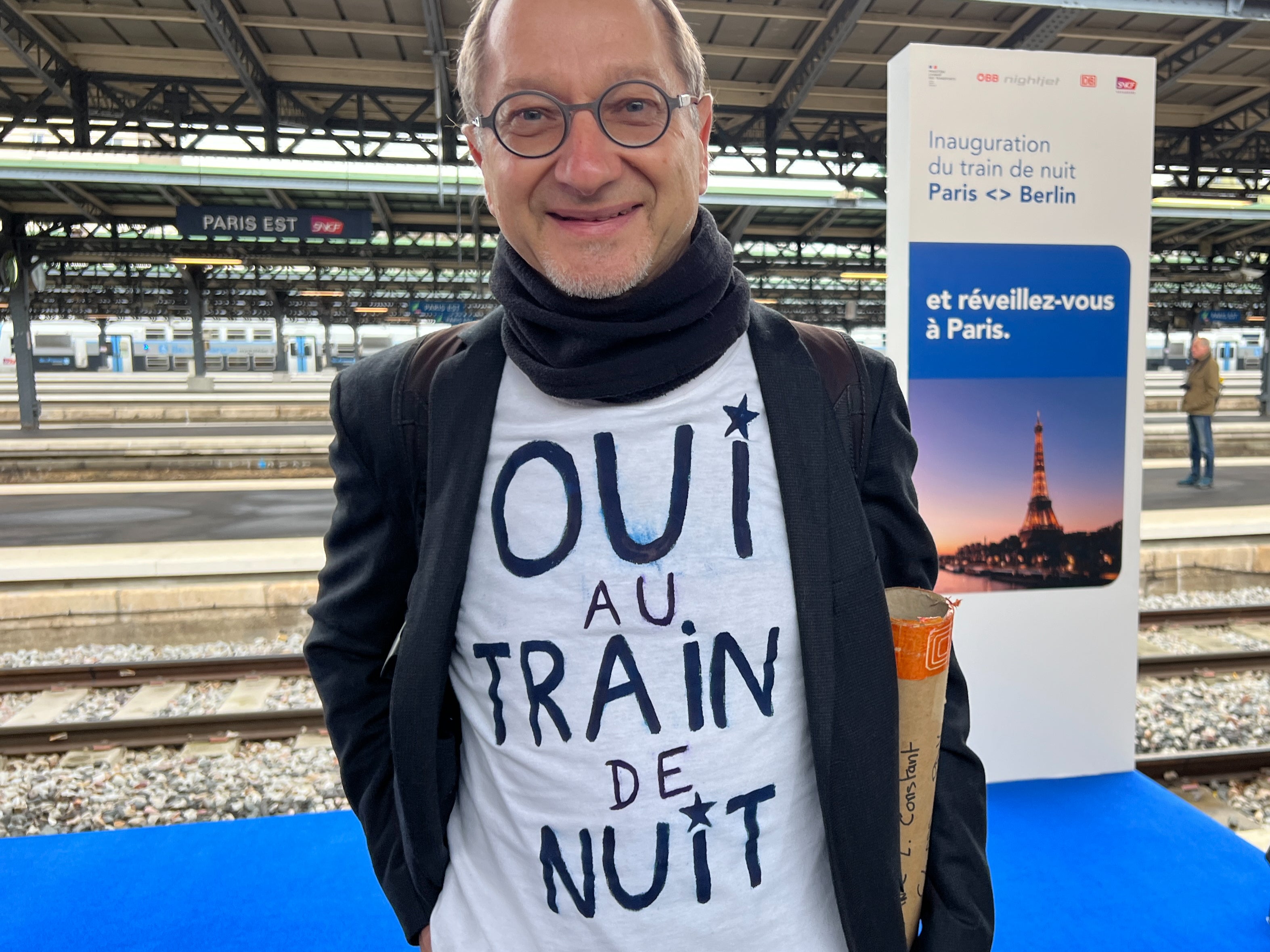 Welcome sign: Pascal Dauboin waiting for the first restored Berlin-Paris sleeper train